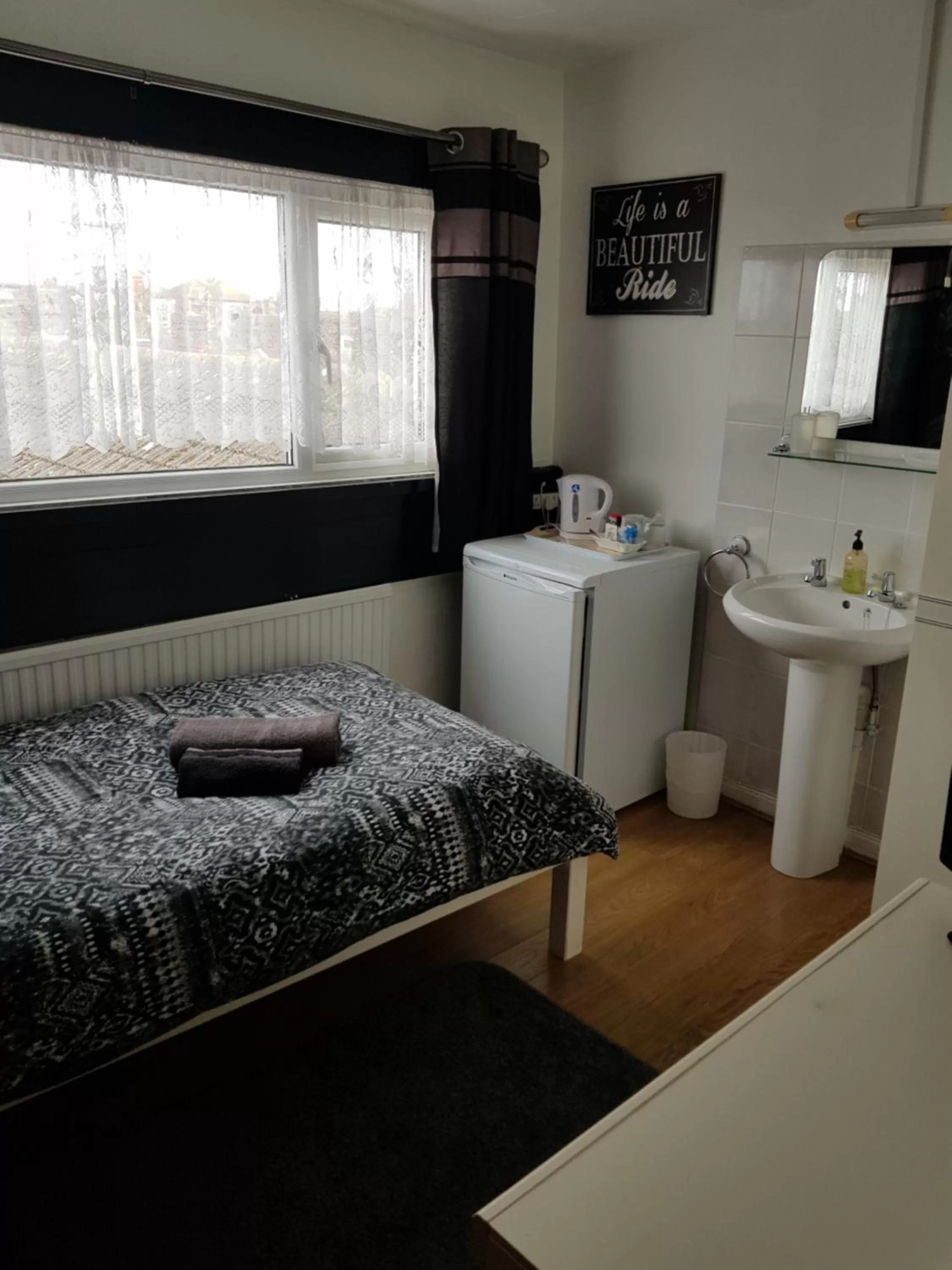 Bedroom, Bed in Sunnyside Hotel