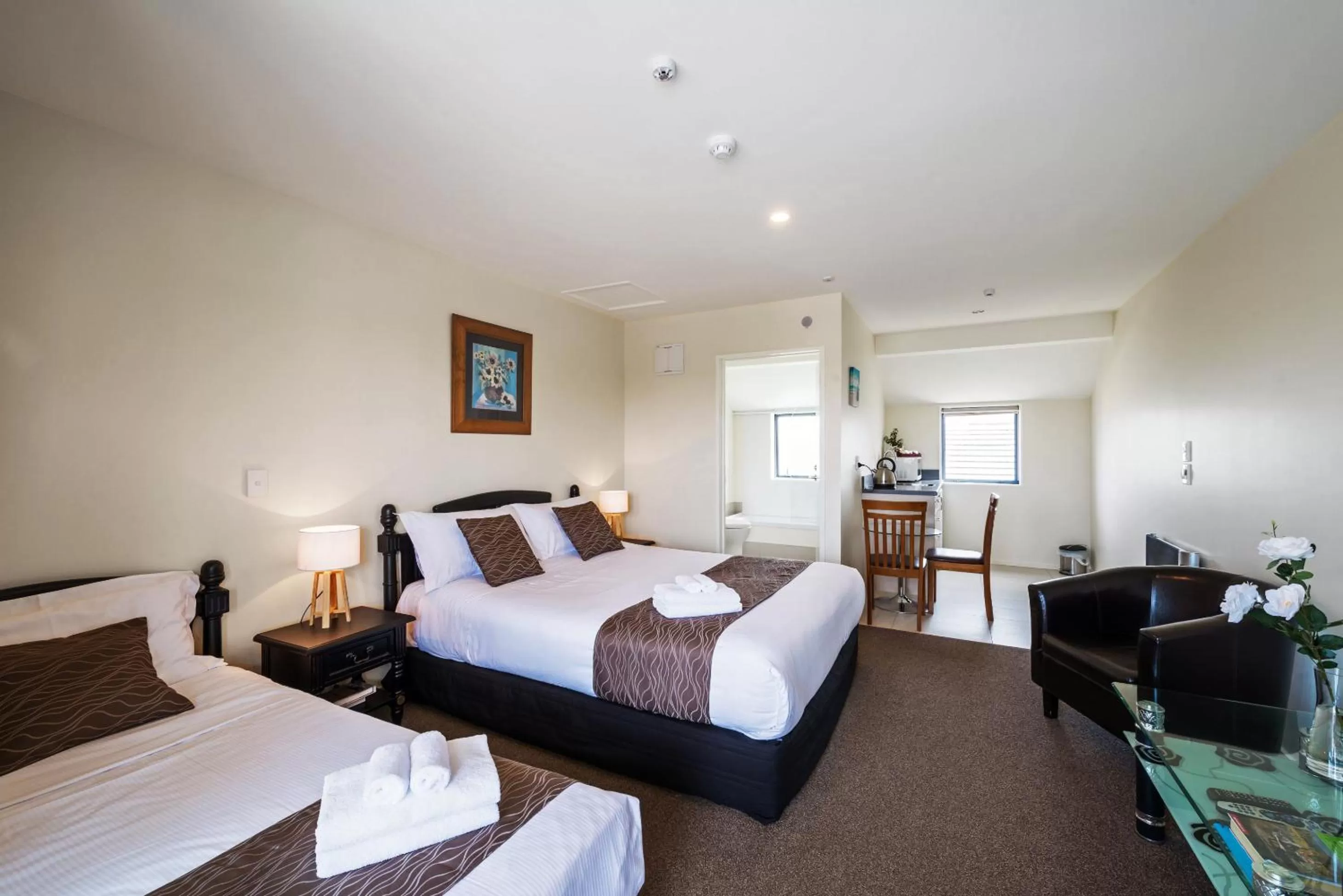 Photo of the whole room, Bed in 123 Motel