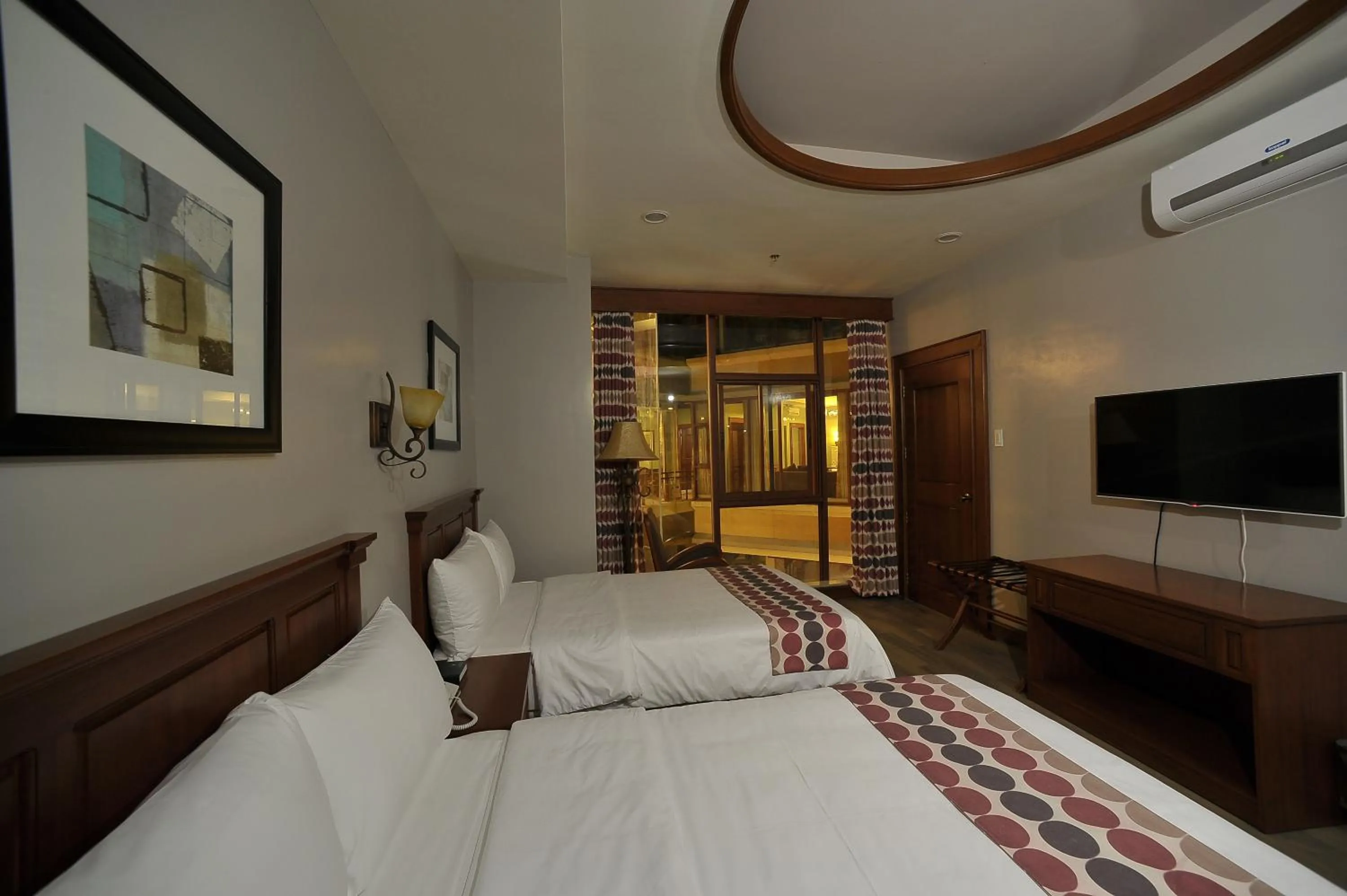 Photo of the whole room, Bed in Paragon Hotel and Suites