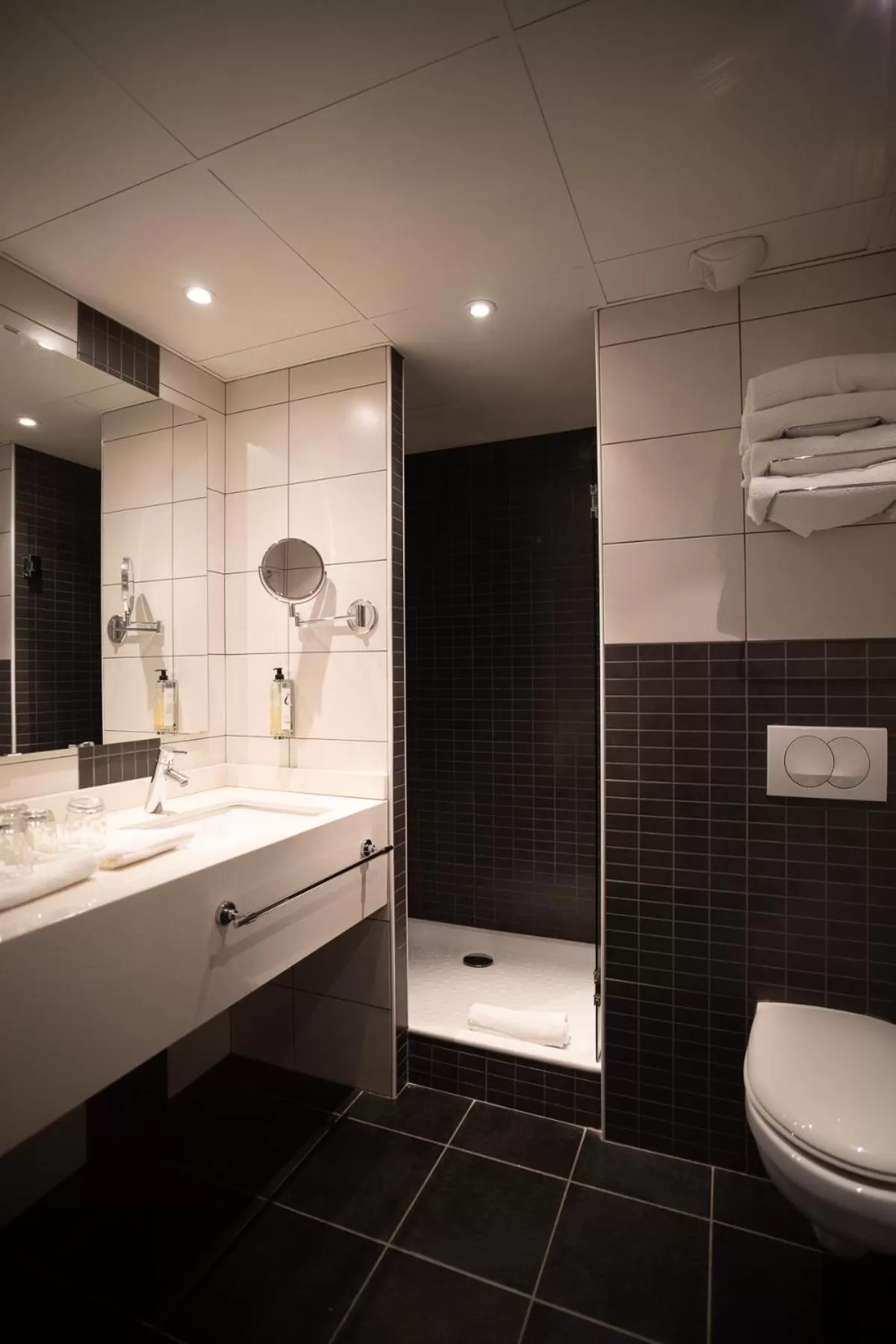 Shower in The Originals Boutique, Actuel Hôtel, Saint-Etienne Aéroport