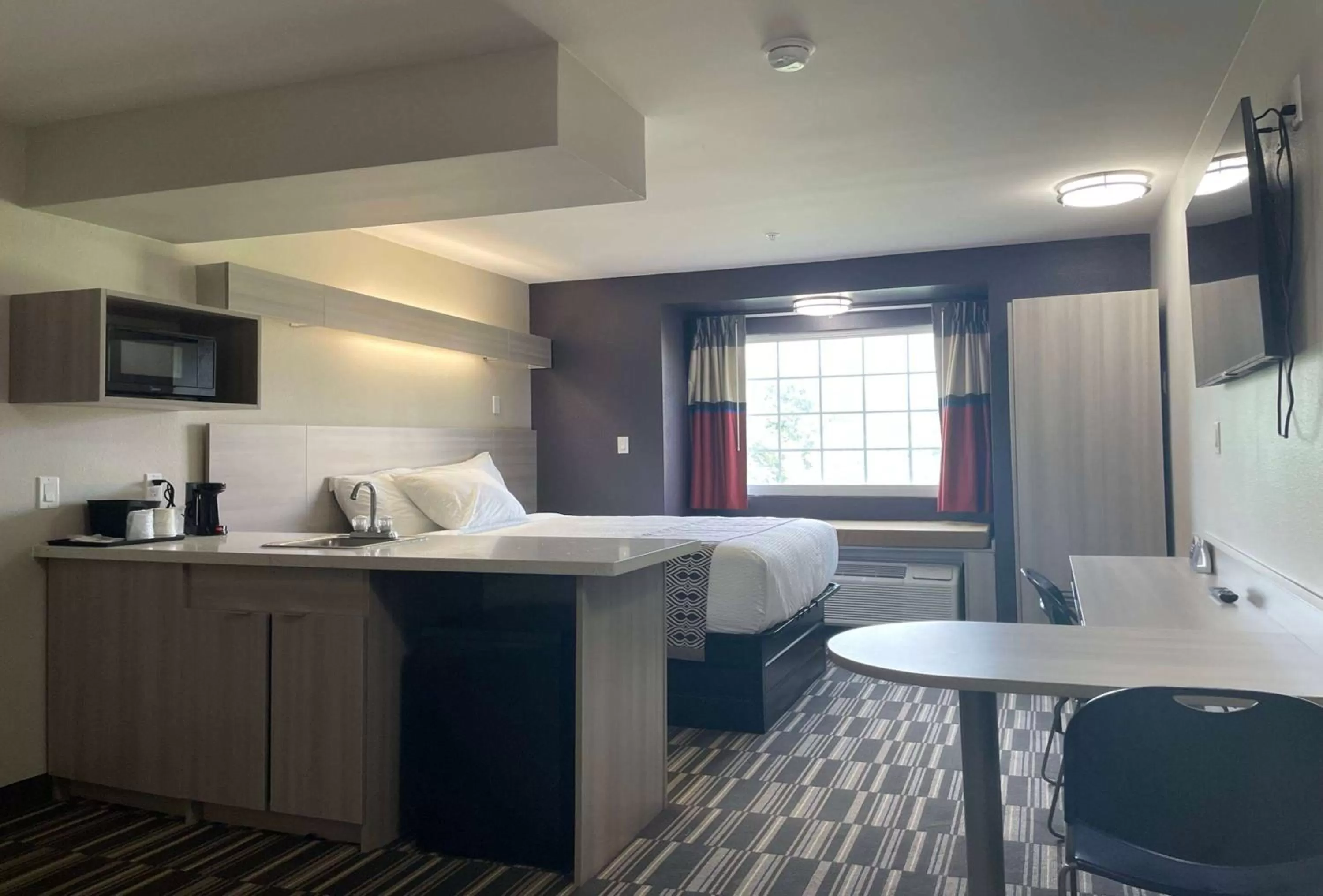 Photo of the whole room, Bed in Microtel Inn & Suites by Wyndham Bossier City