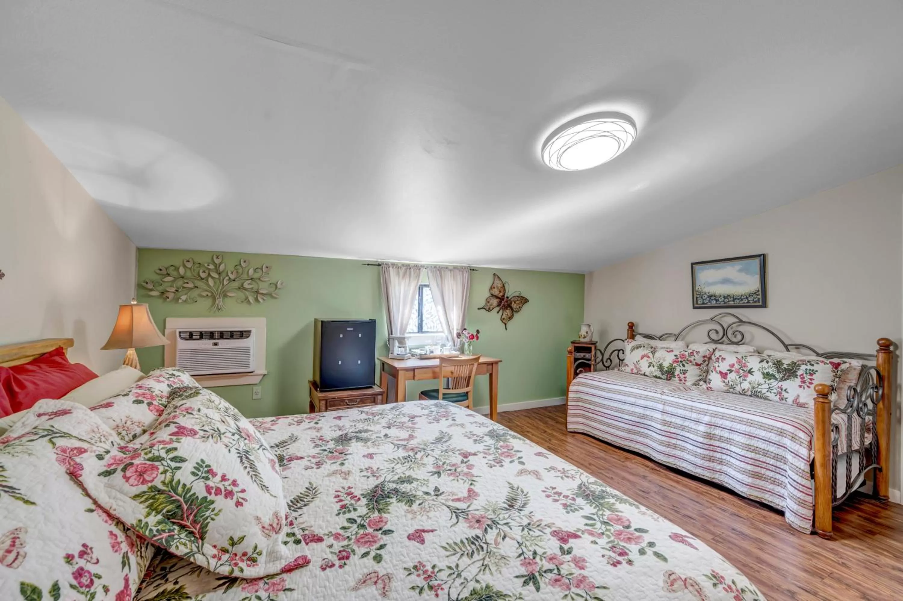 Bedroom, Bed in Full Moon Inn