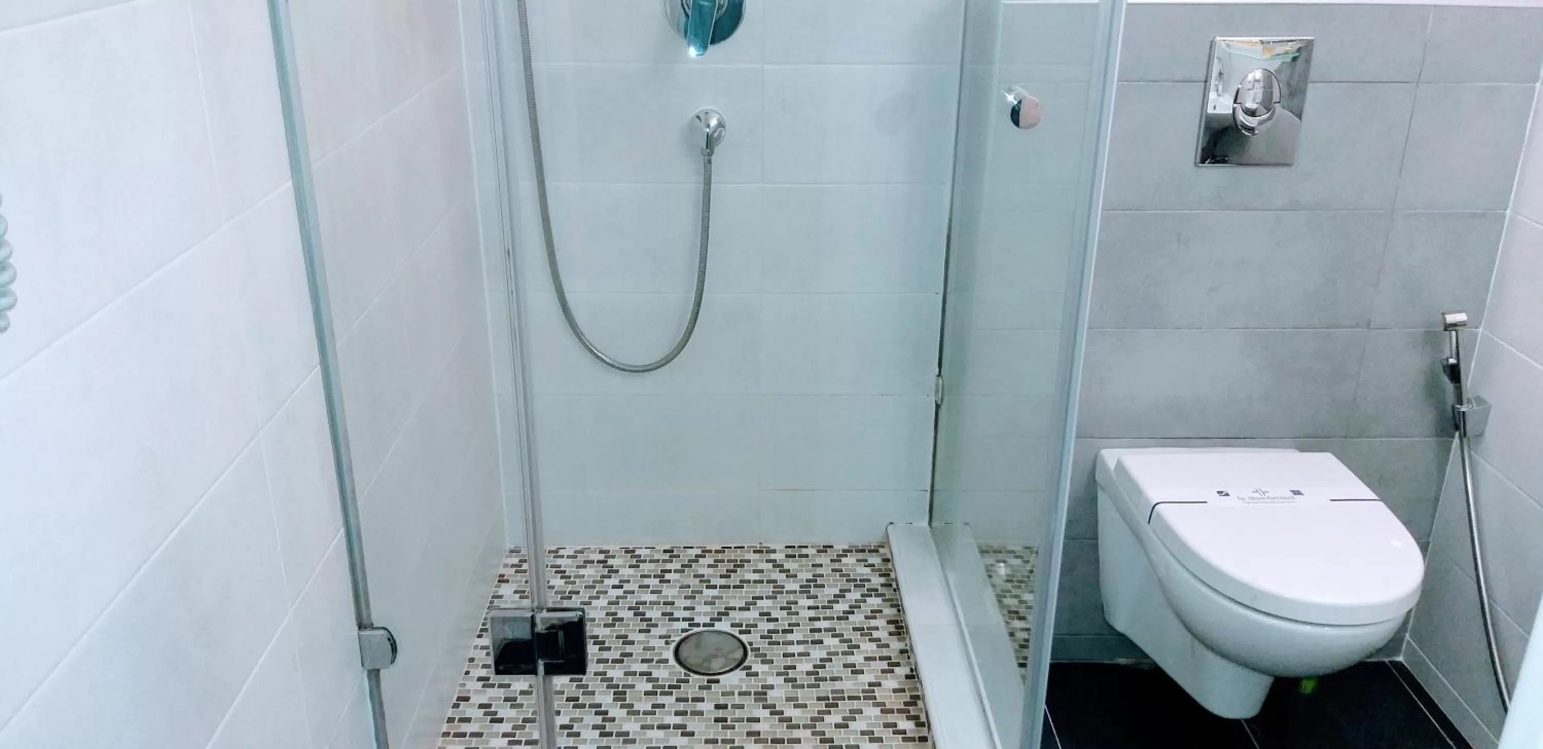 Shower, Bathroom in Shalanda