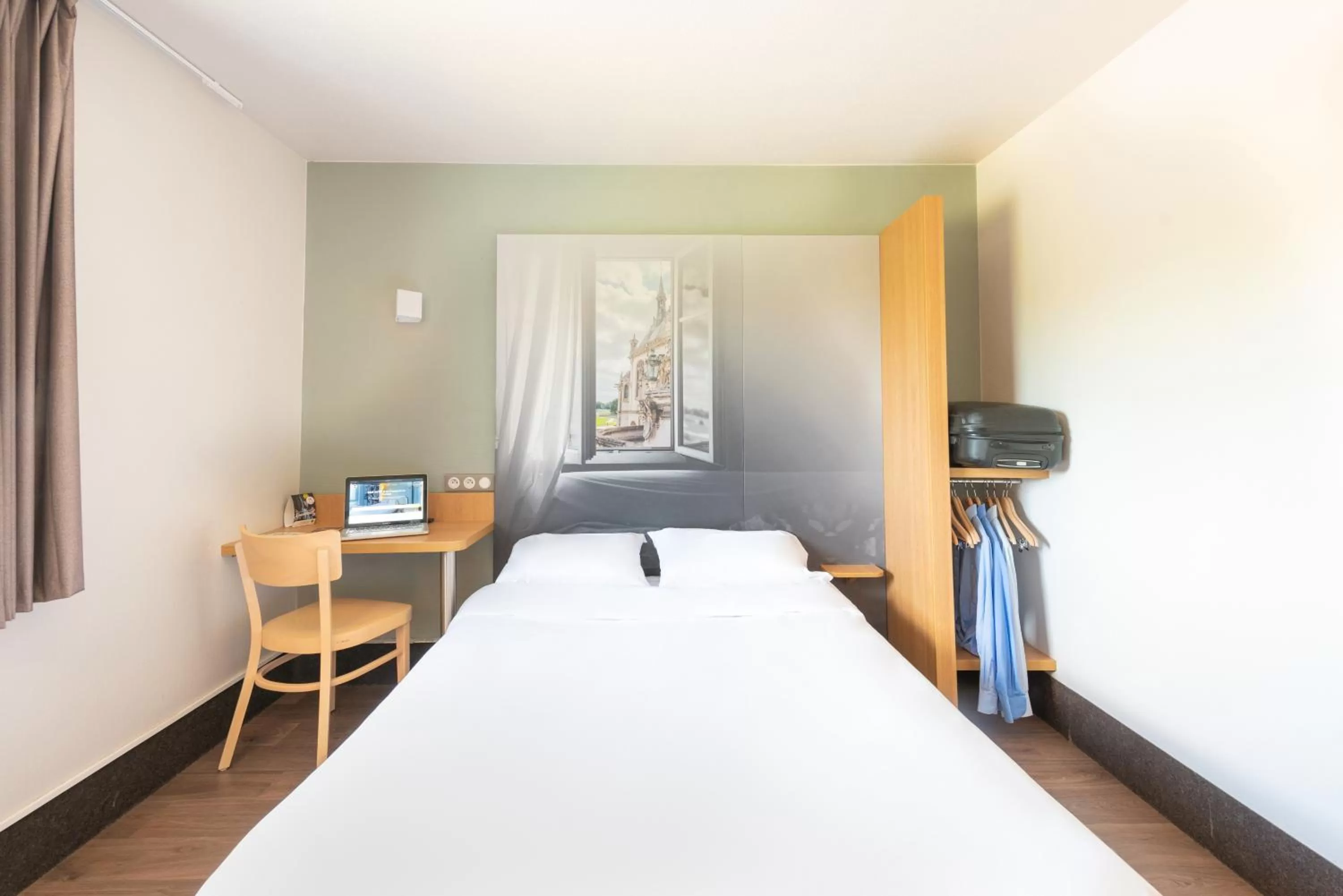 Bedroom, Bed in B&B HOTEL Creil Chantilly