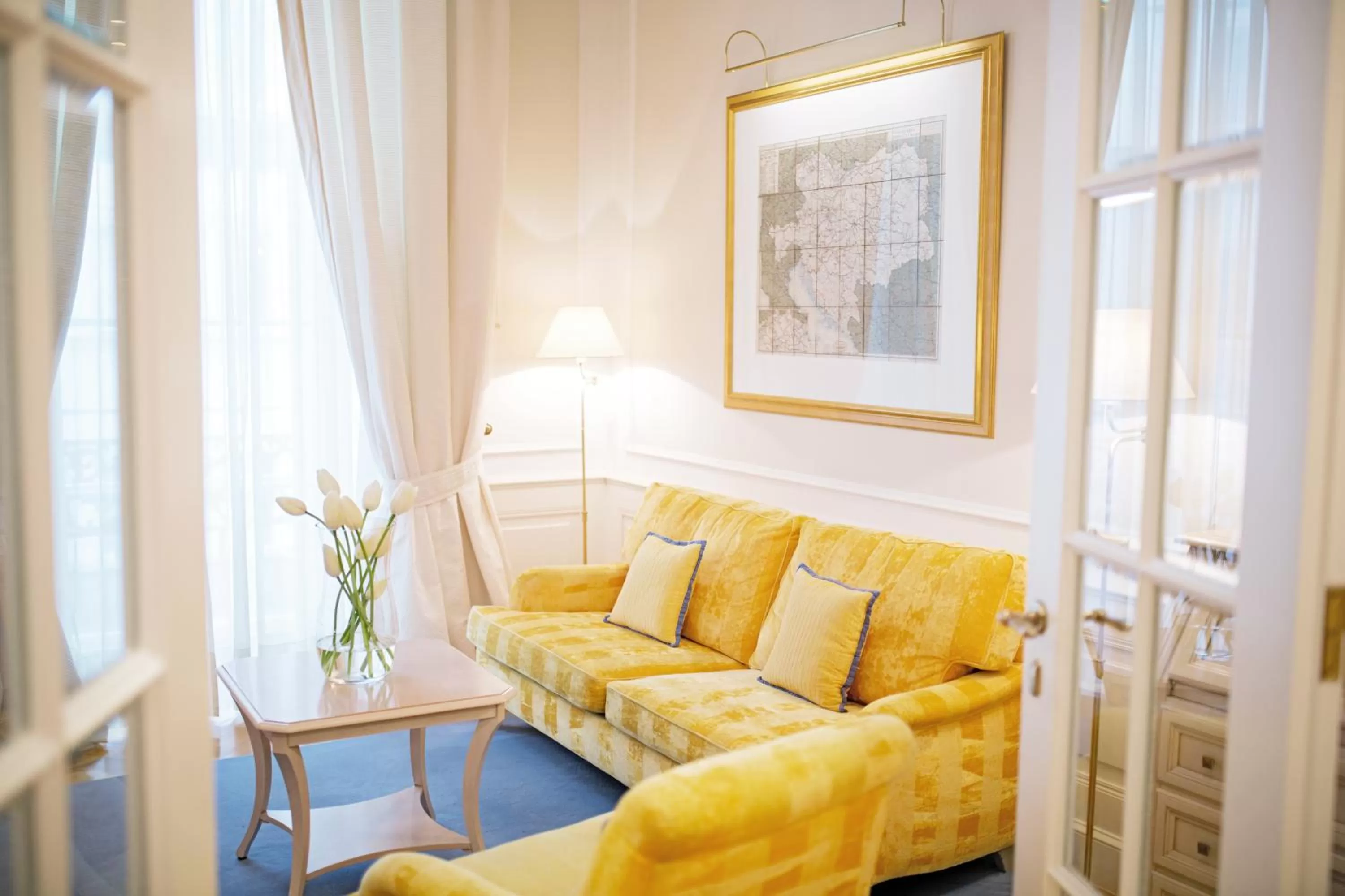 Living room in Palais Coburg Hotel