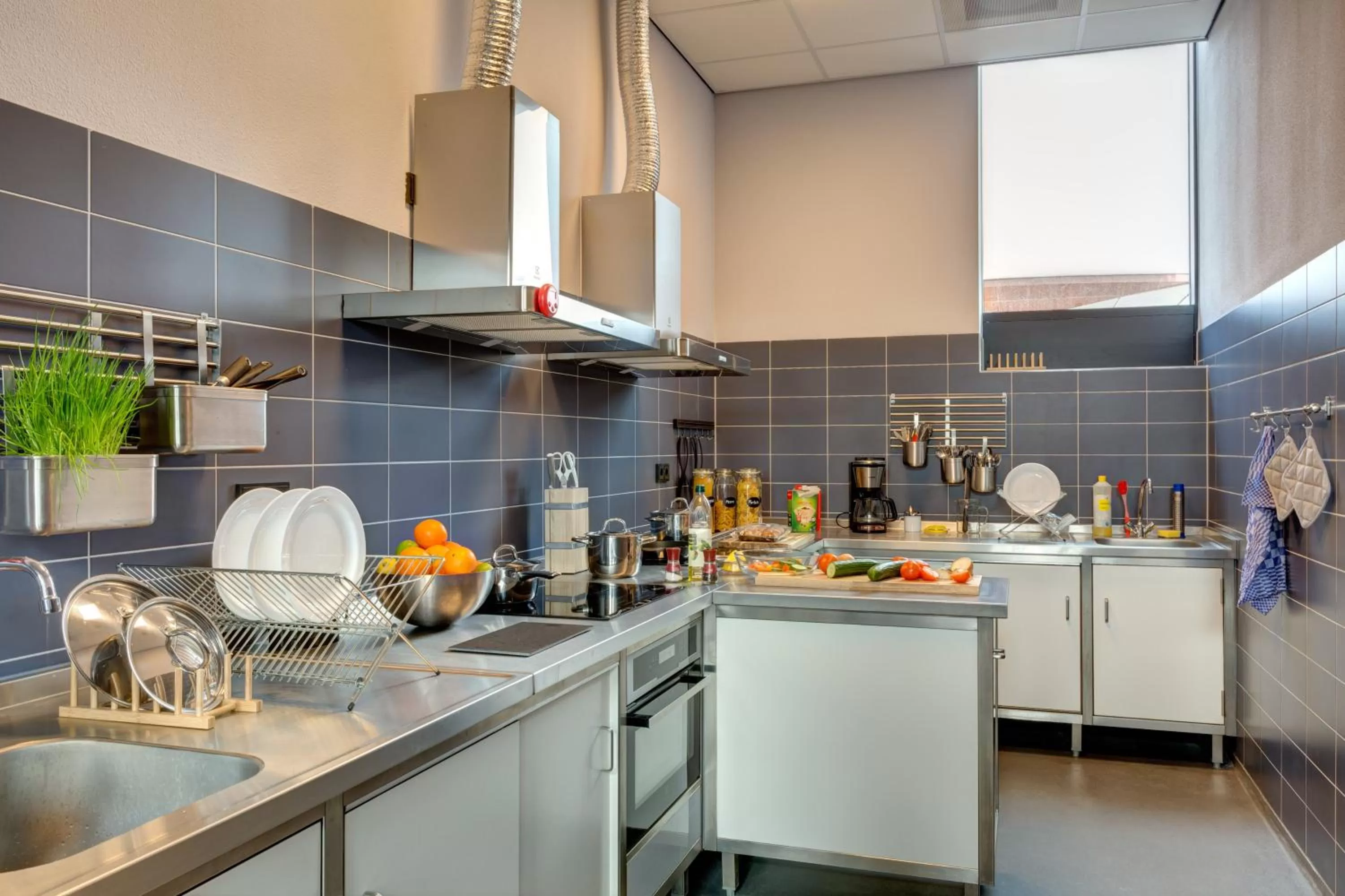Communal kitchen in MEININGER Hotel Amsterdam Amstel