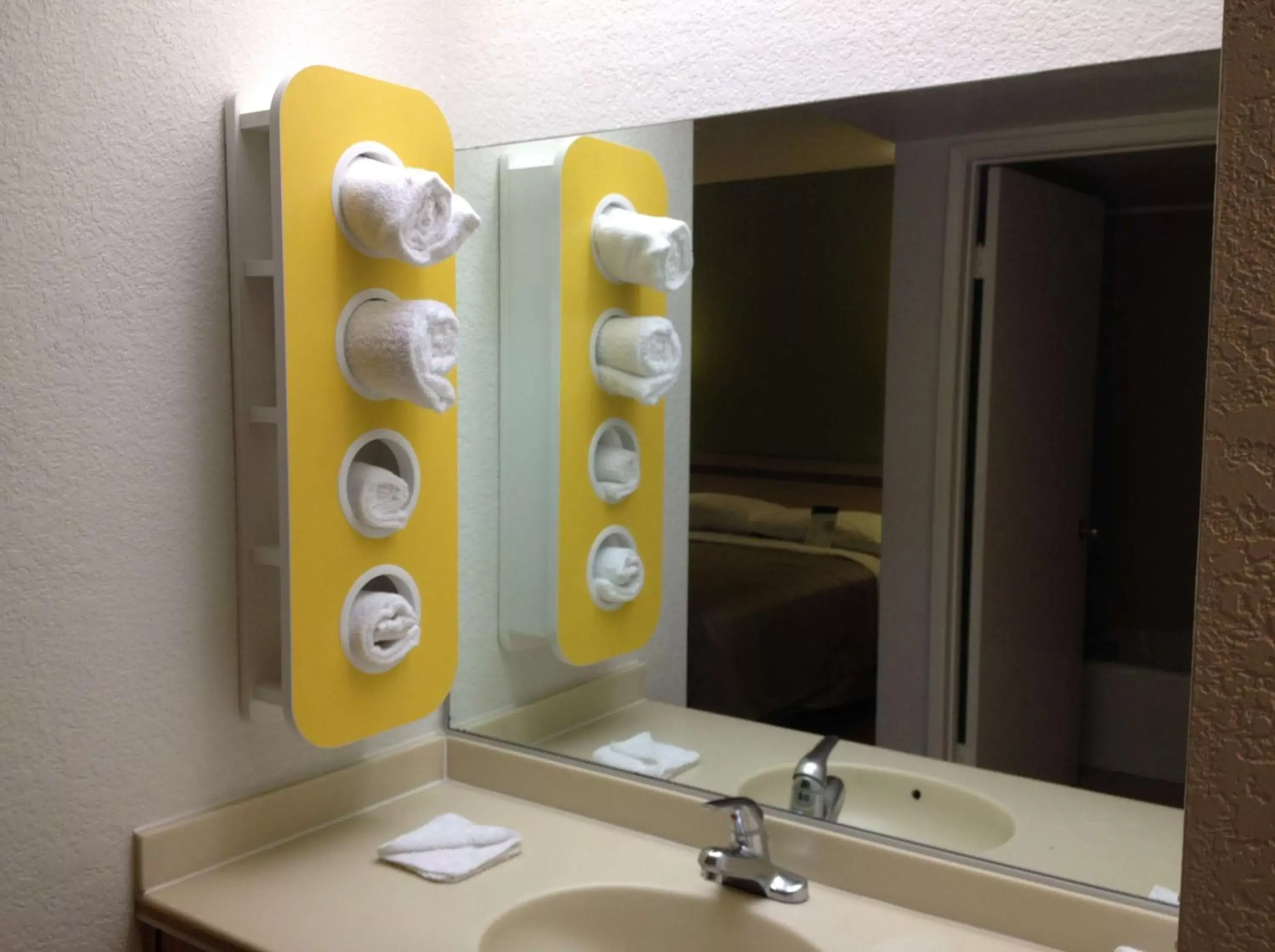 Quadruple Room - single occupancy - Non-Smoking in Motel 6 Hemet Quadruple Room - single occupancy - Non-Smoking in Motel 6 Hemet