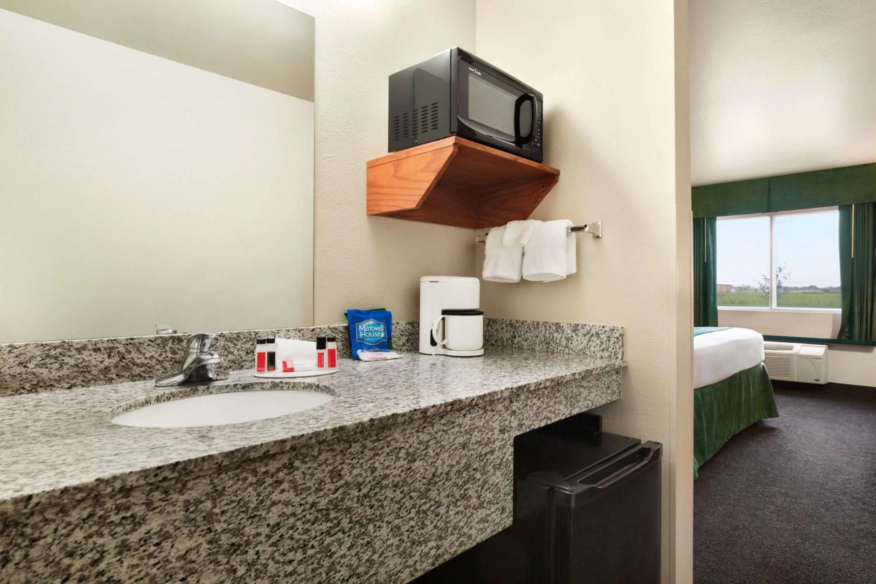Deluxe Queen Room - Mobility Access/Non-Smoking in Baymont by Wyndham Fremont