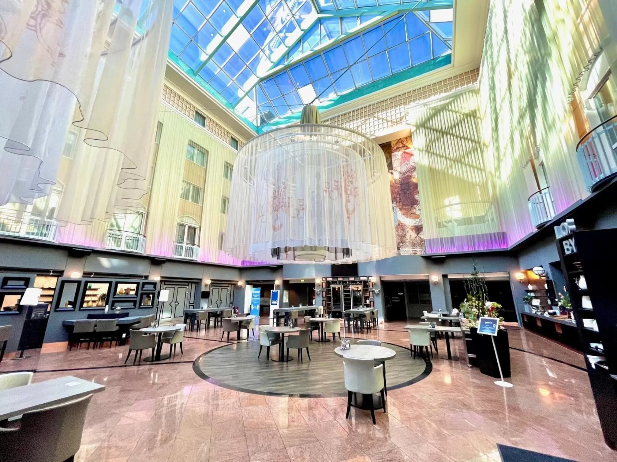 Restaurant/places to eat in Radisson Blu Hotel Bremen