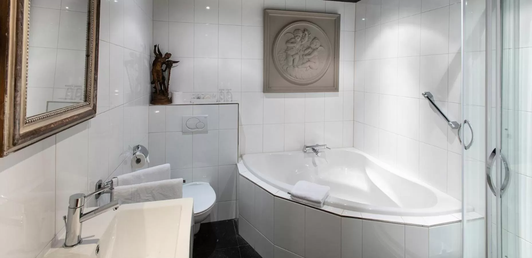 Shower, Bathroom in l'Auberge Damhotel