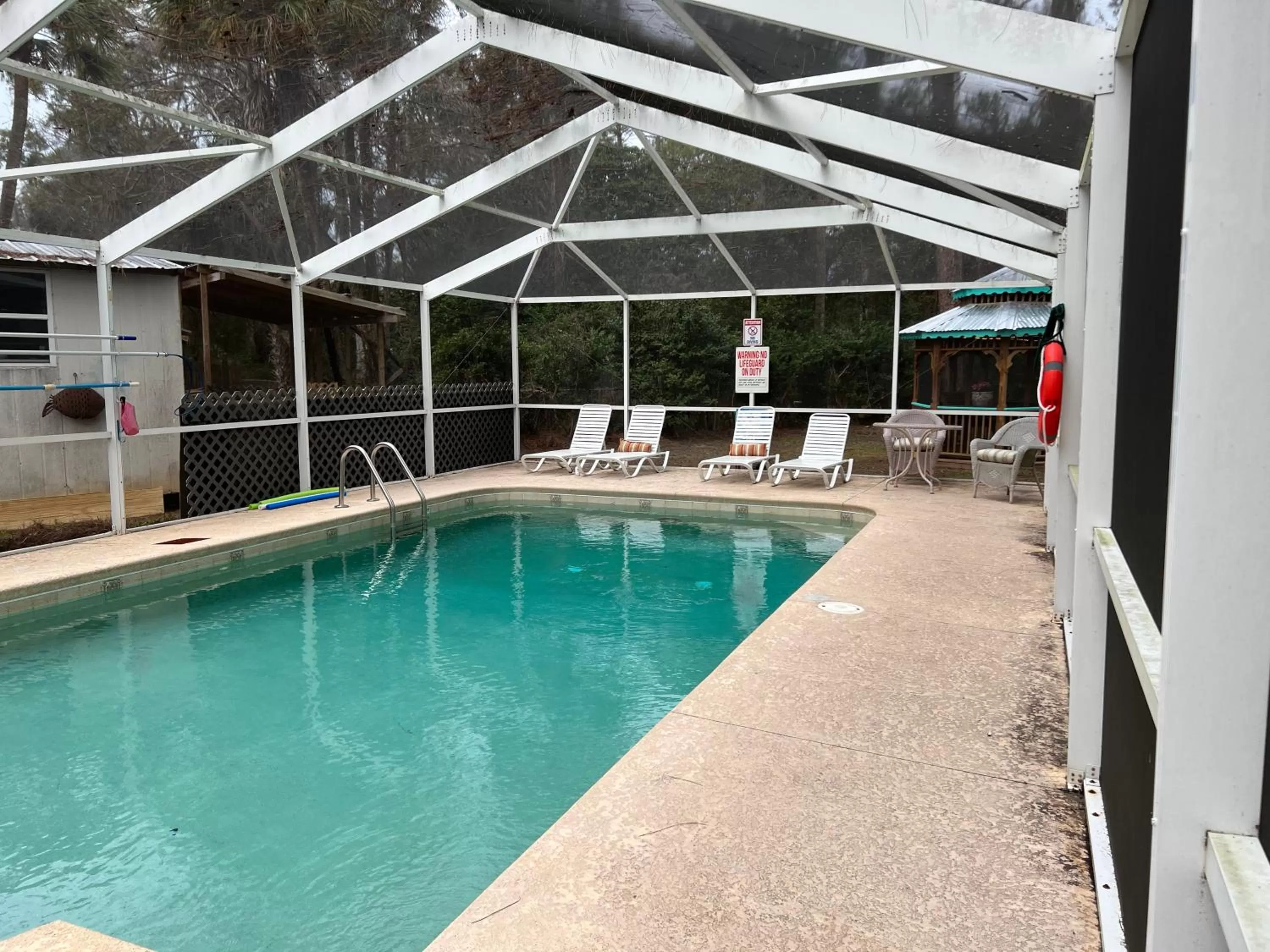 Swimming pool in Nature Coast Inn & Cottages