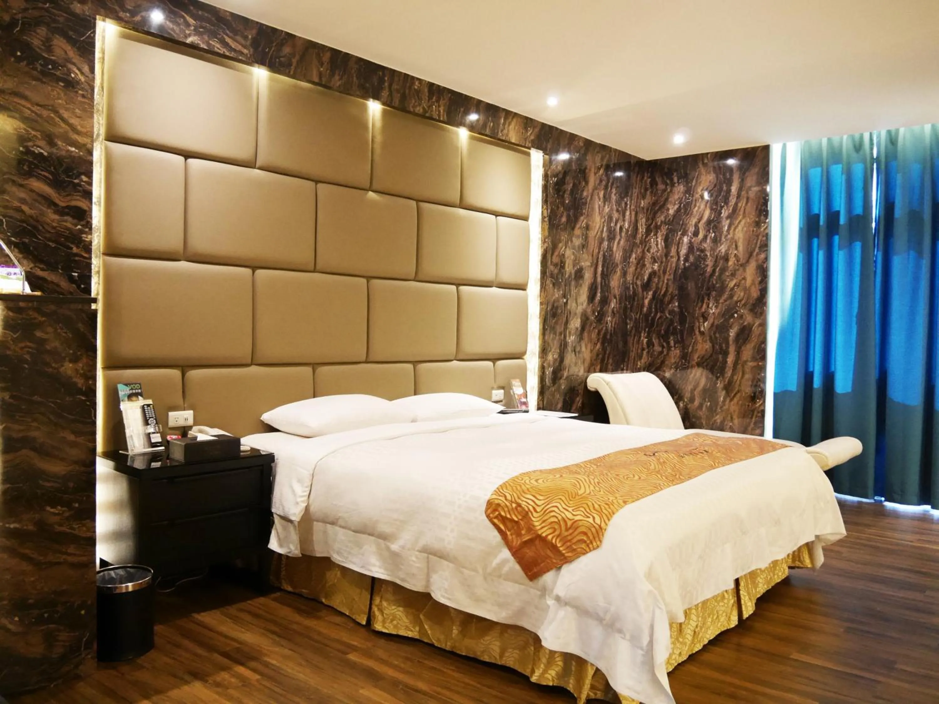 Photo of the whole room, Bed in Refinement Motel