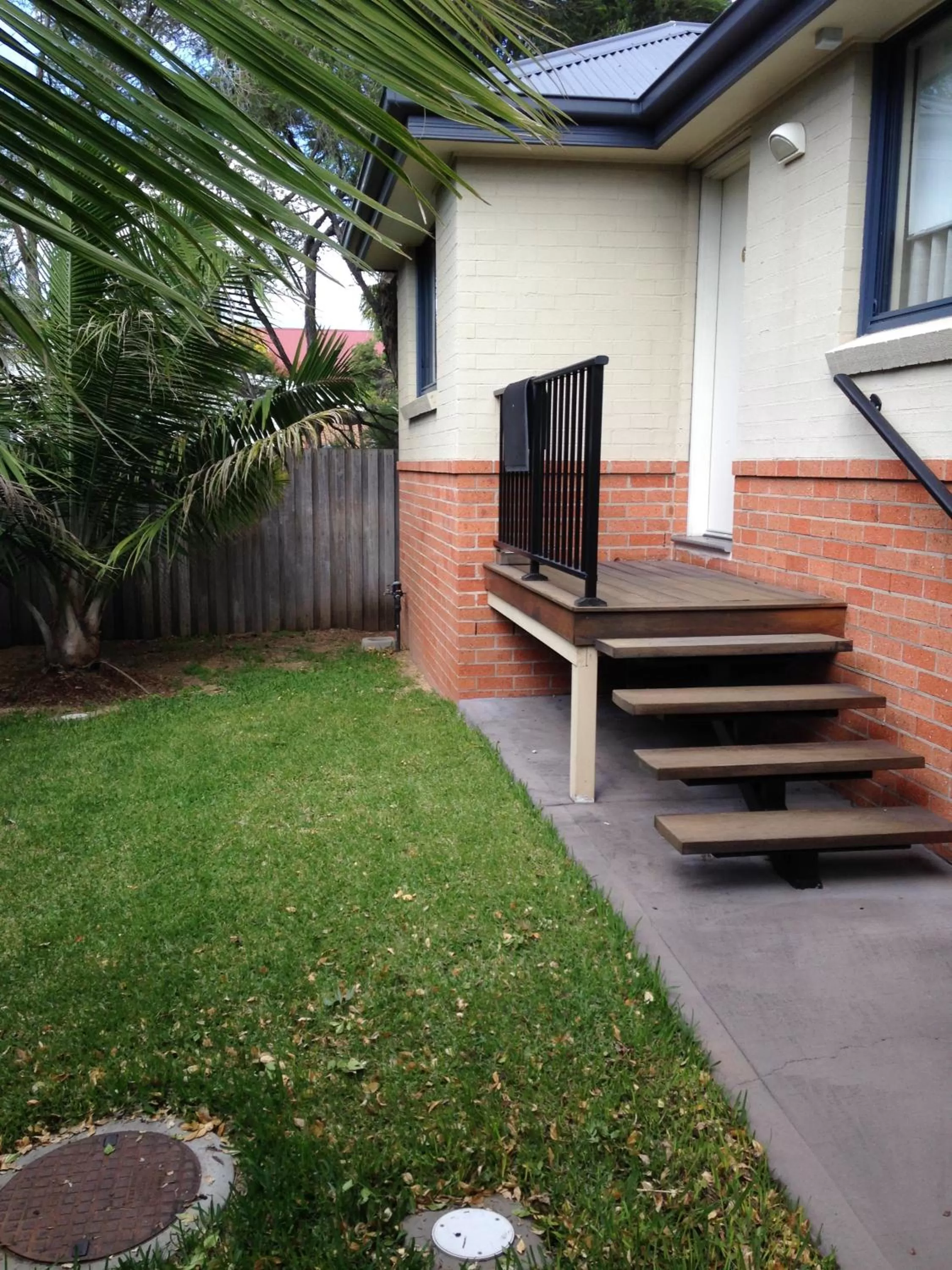 Facade/entrance in Francis Phillip Motor Inn and The Lodge