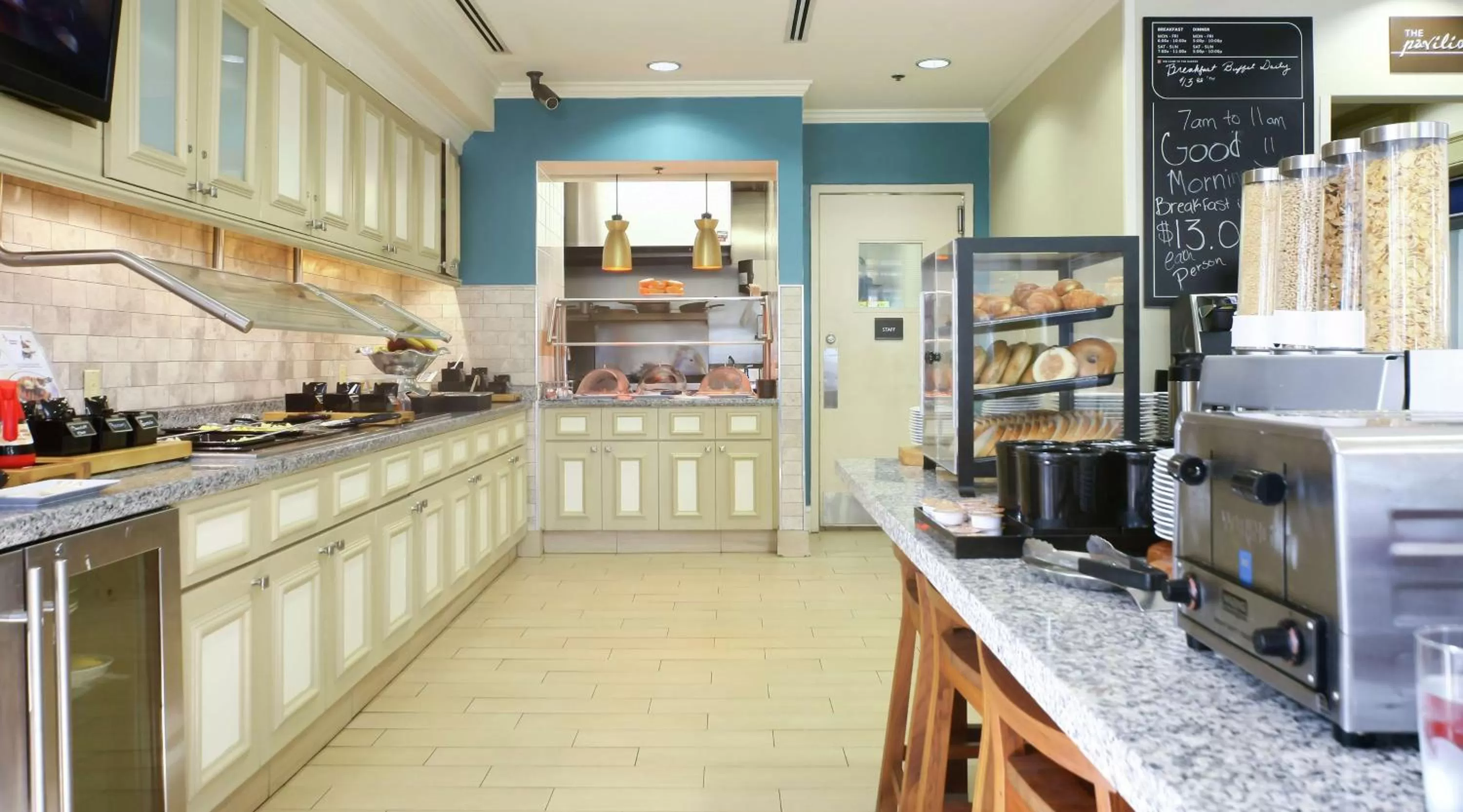 Dining area in Hilton Garden Inn Secaucus/Meadowlands