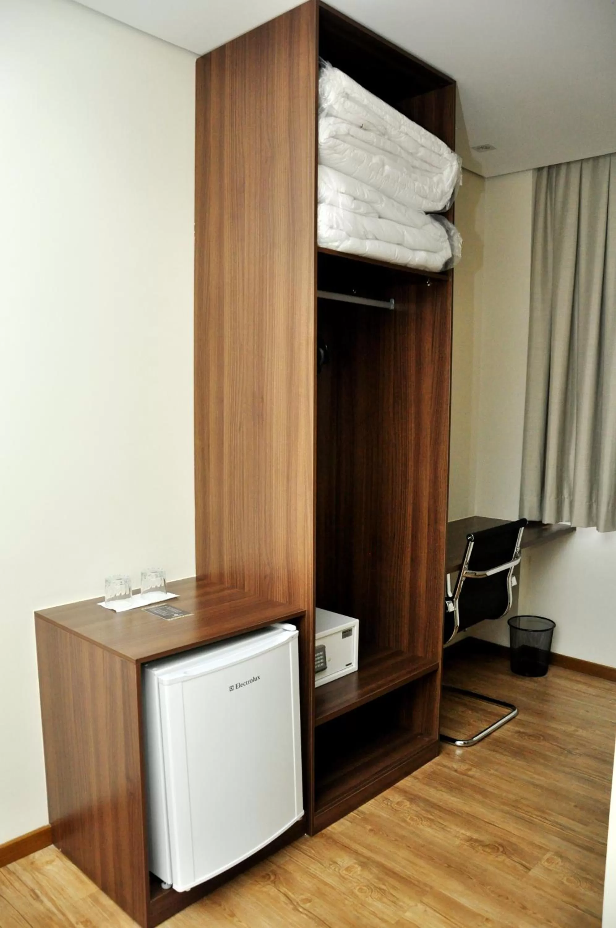 Bedroom, TV/Entertainment Center in Hotel Mohave