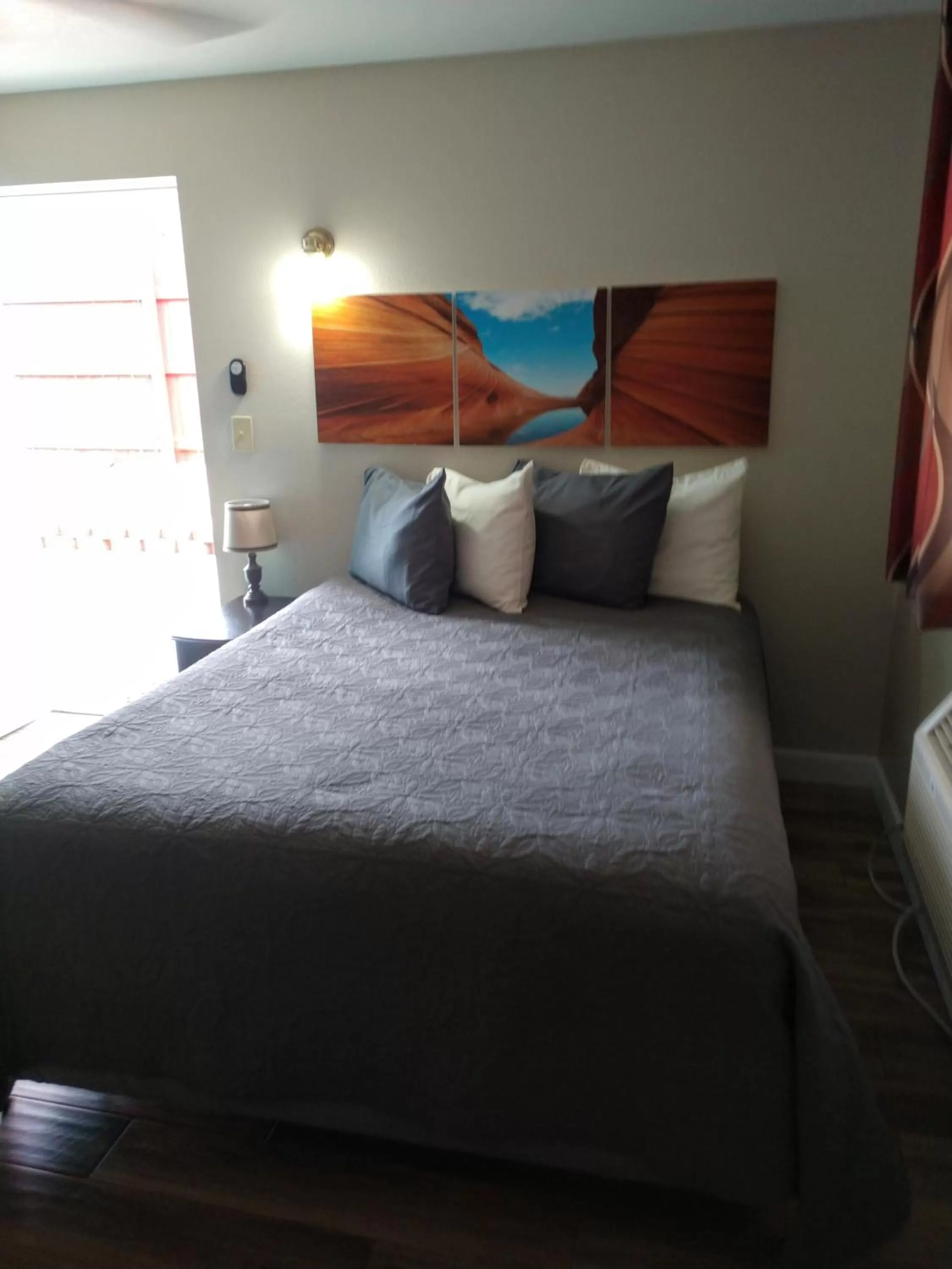 Bed in Red Rock Motel and Dam Motel