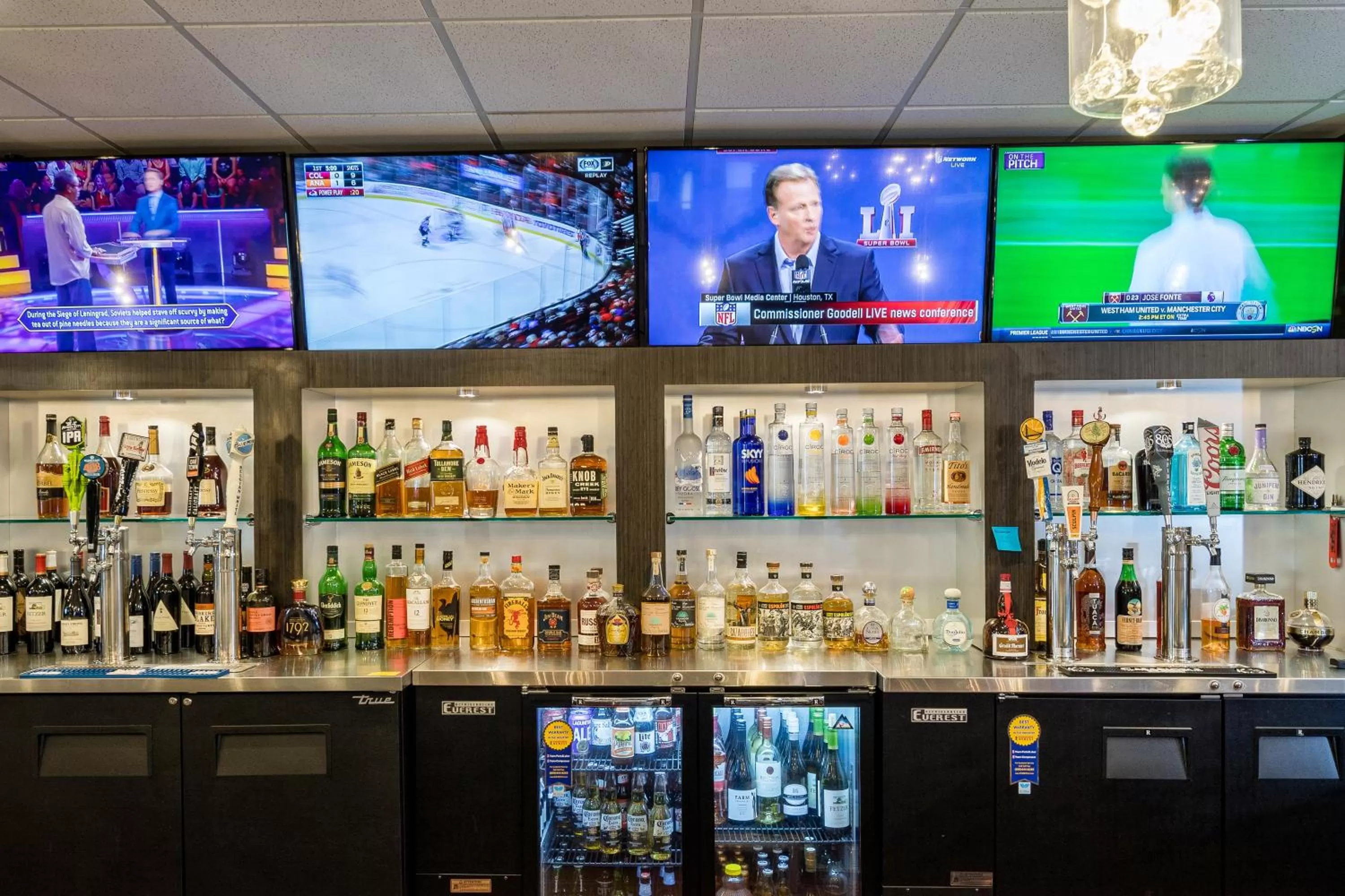 Lounge or bar in Radisson Hotel Oakland Airport