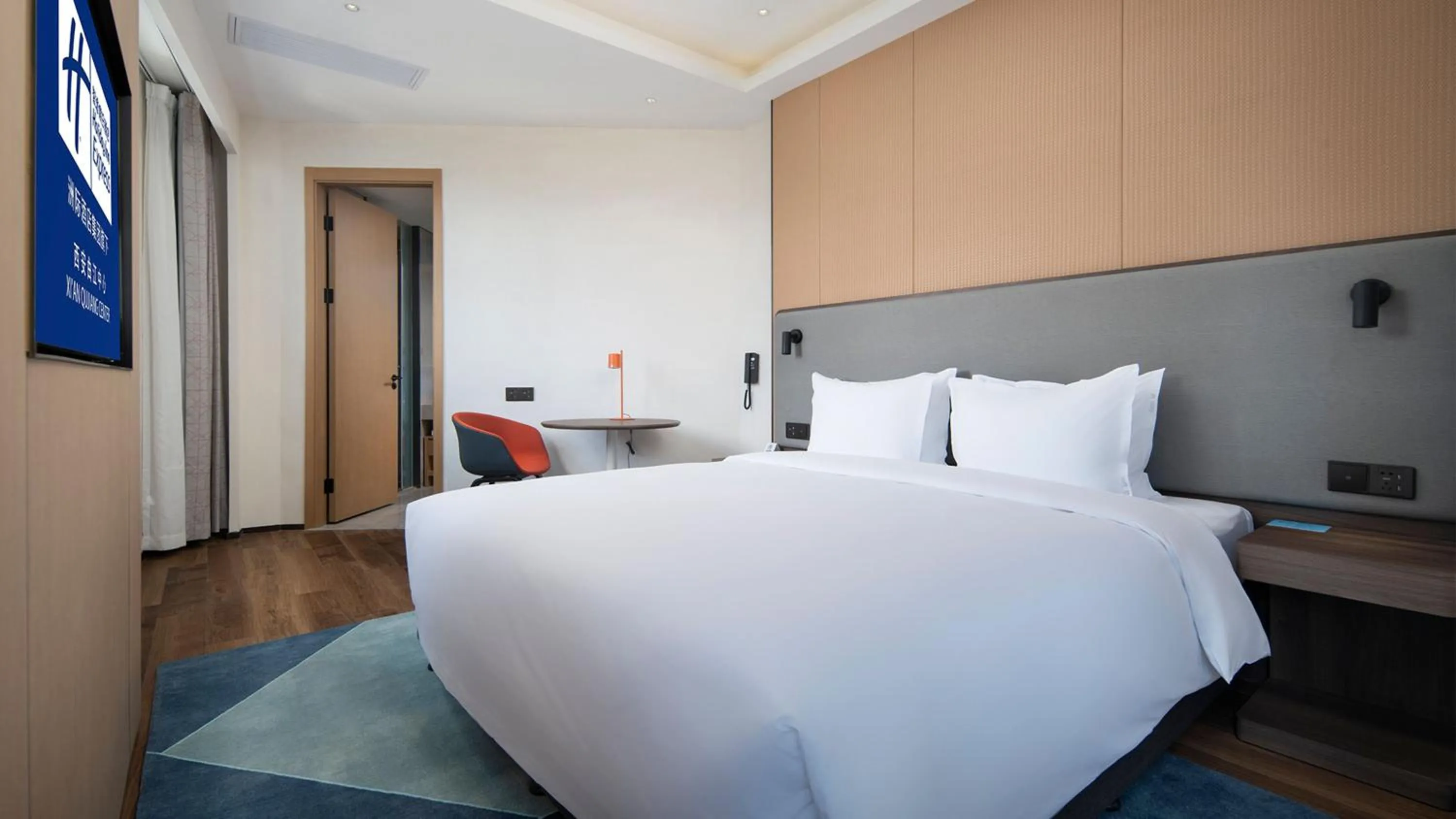 Photo of the whole room, Bed in Holiday Inn Express Xi'an Qujiang Center by IHG