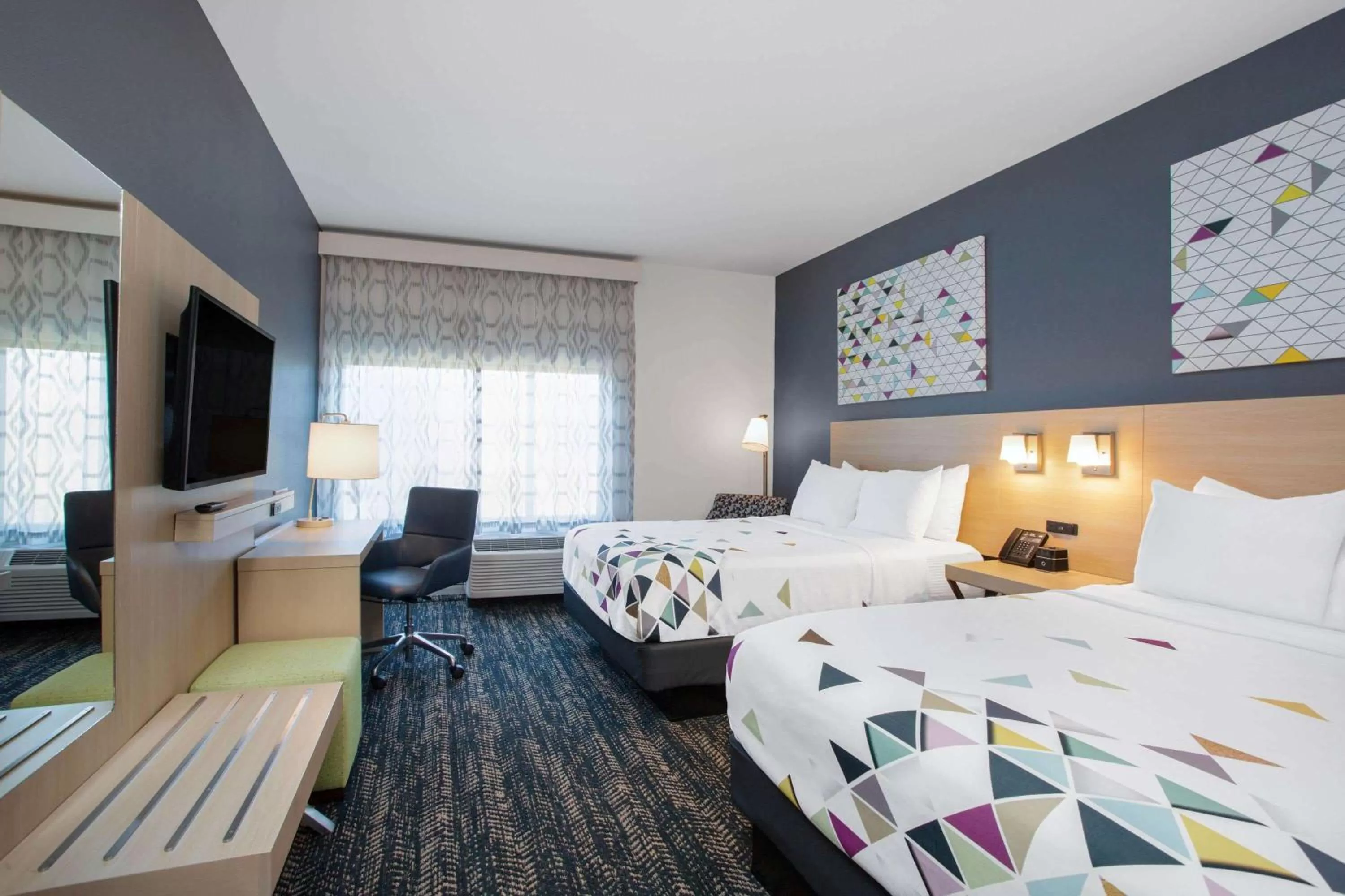 Photo of the whole room, Bed in La Quinta Inn & Suites by Wyndham Manassas, VA- Dulles Airport