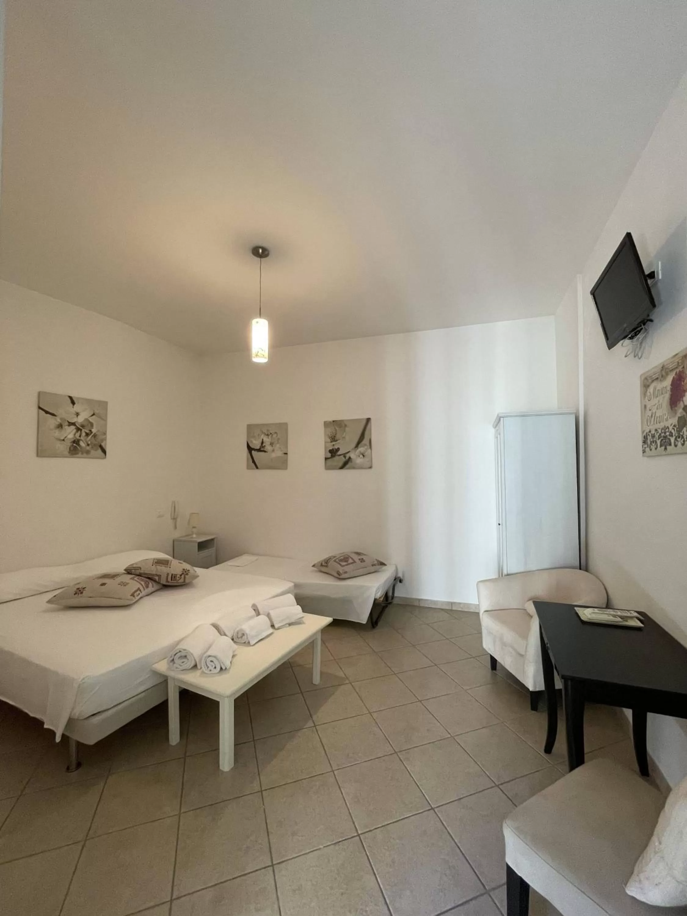 Photo of the whole room, Bed in Book and Bed