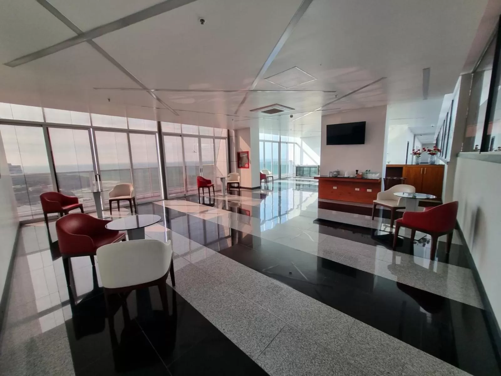 Lounge or bar in Wyndham Manta Sail Plaza Hotel and Convention Center