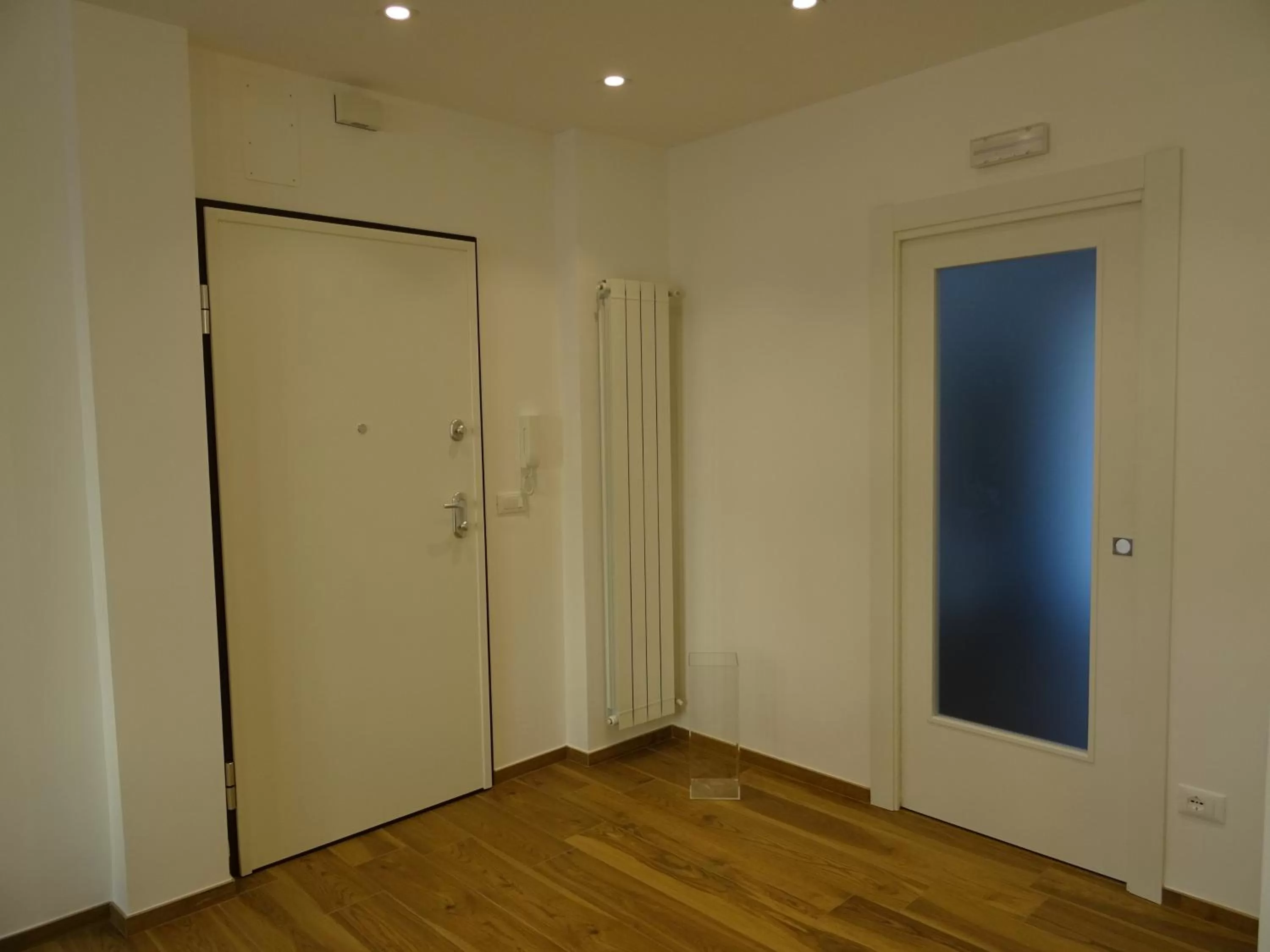 Facade/entrance, TV/Entertainment Center in Meeting