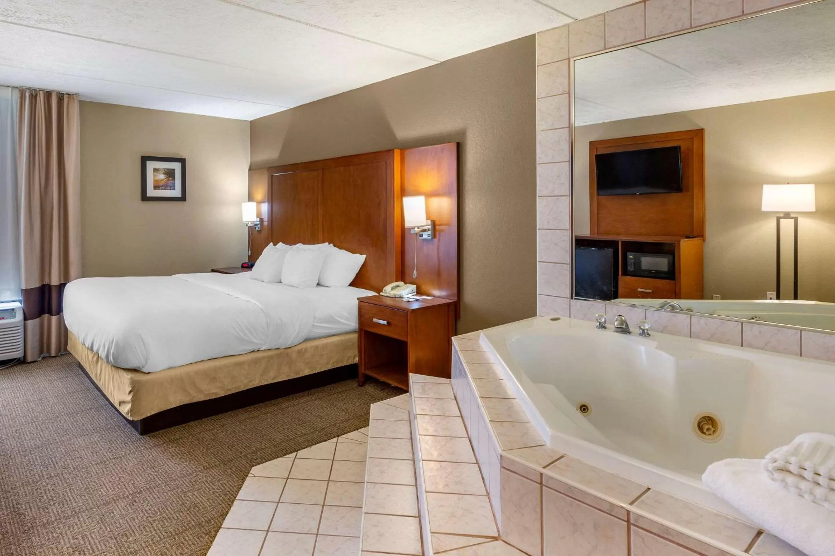 Photo of the whole room, Bed in Comfort Inn Alliance
