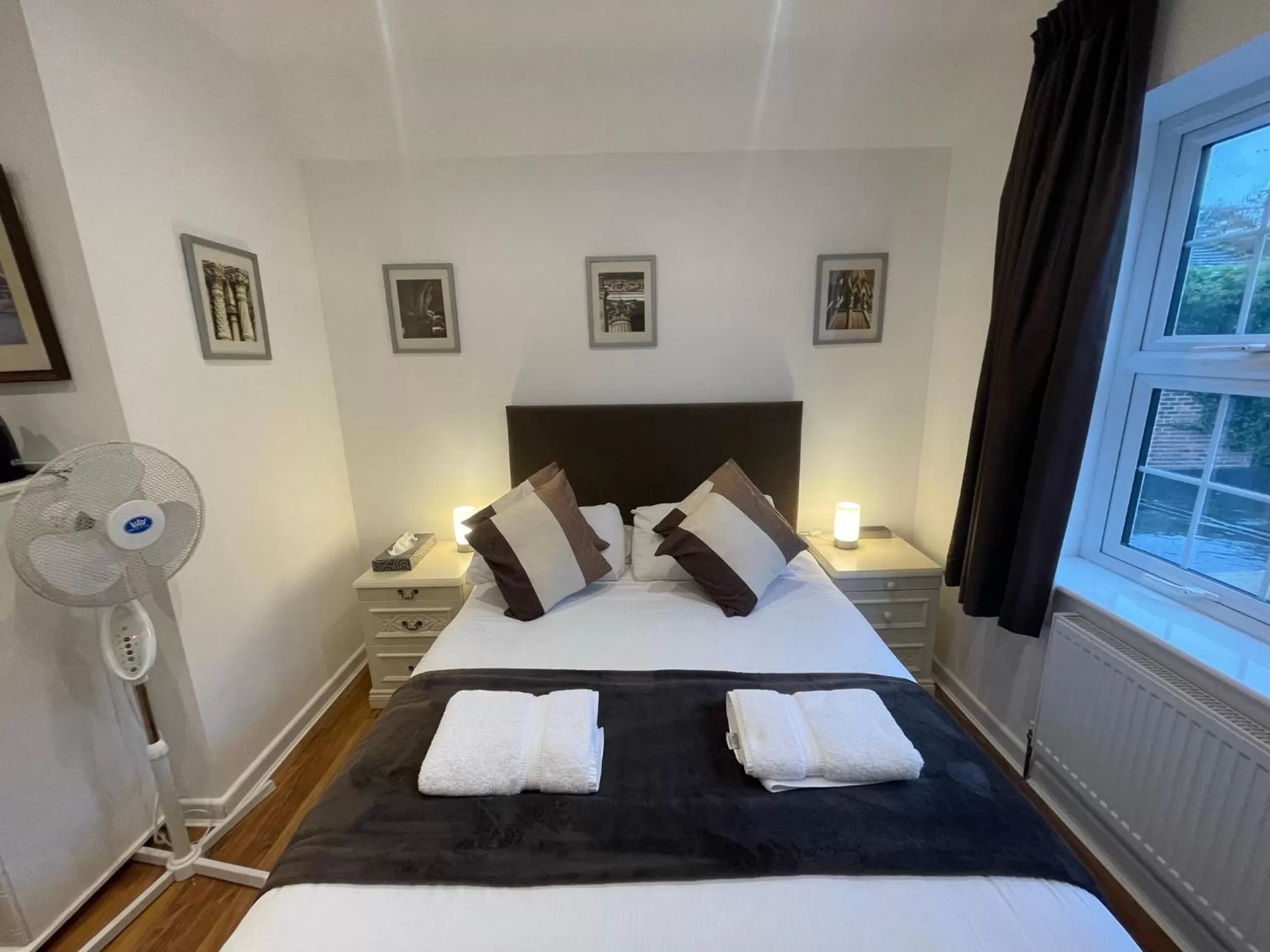 Bed in Oakhurst Gatwick B&B