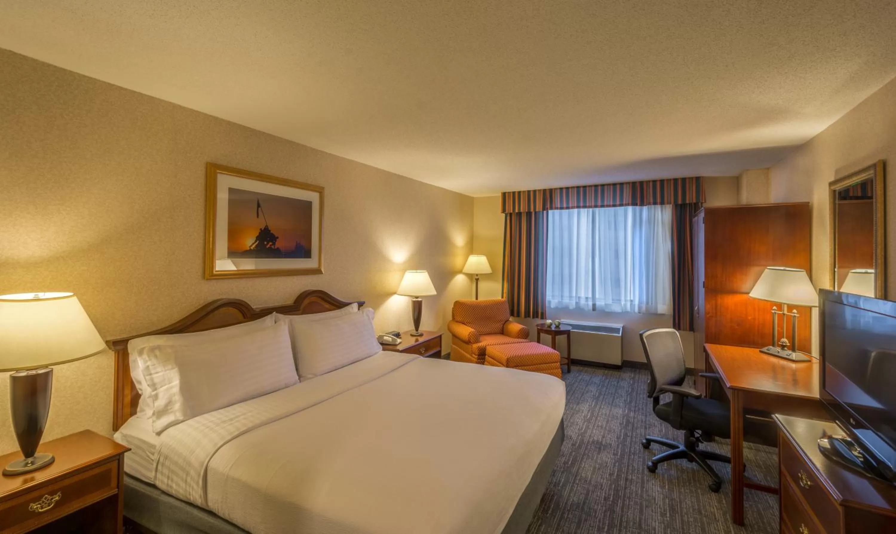 Photo of the whole room, Bed in Holiday Inn Arlington at Ballston by IHG