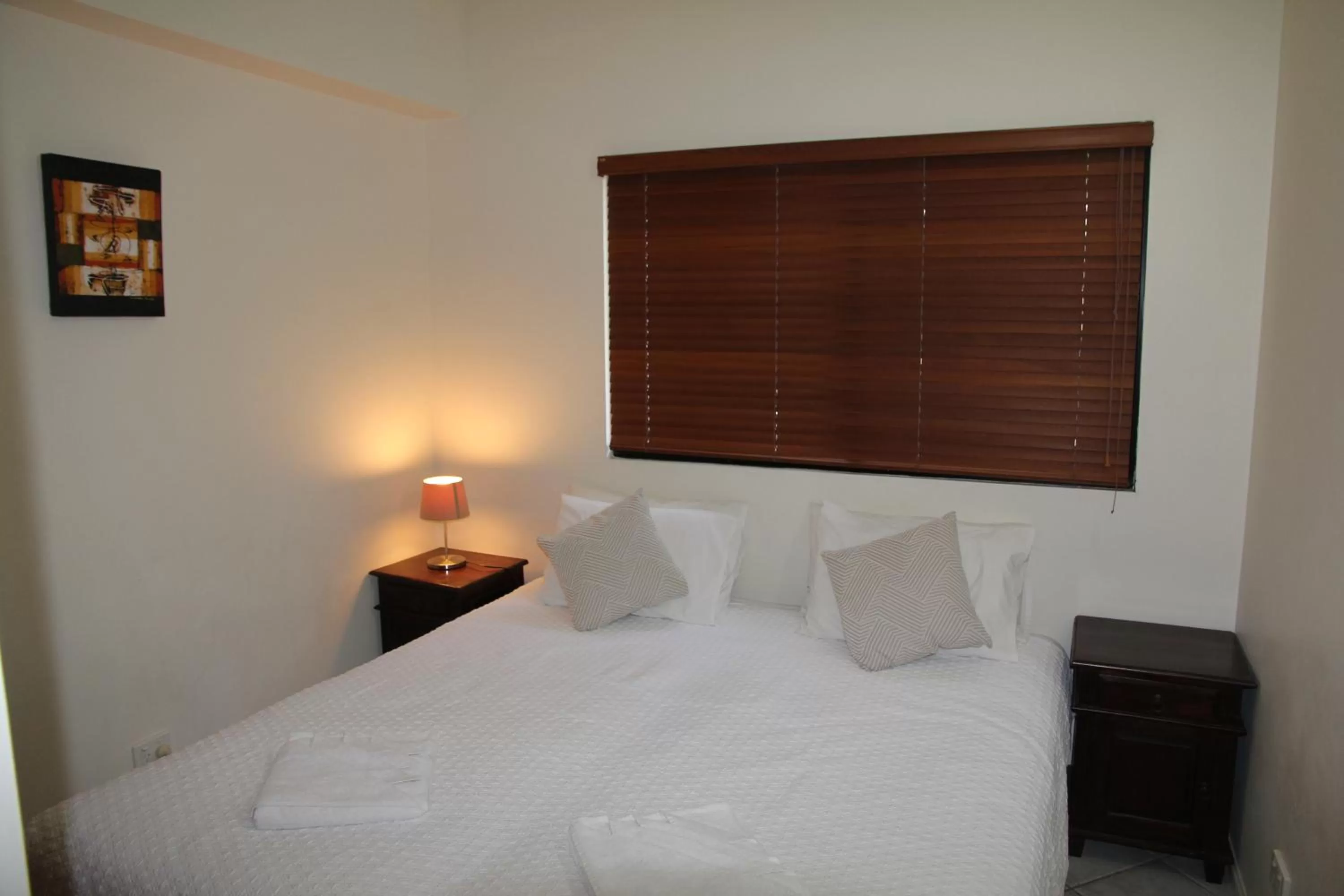 Bedroom, Bed in Darwin Deluxe Apartments