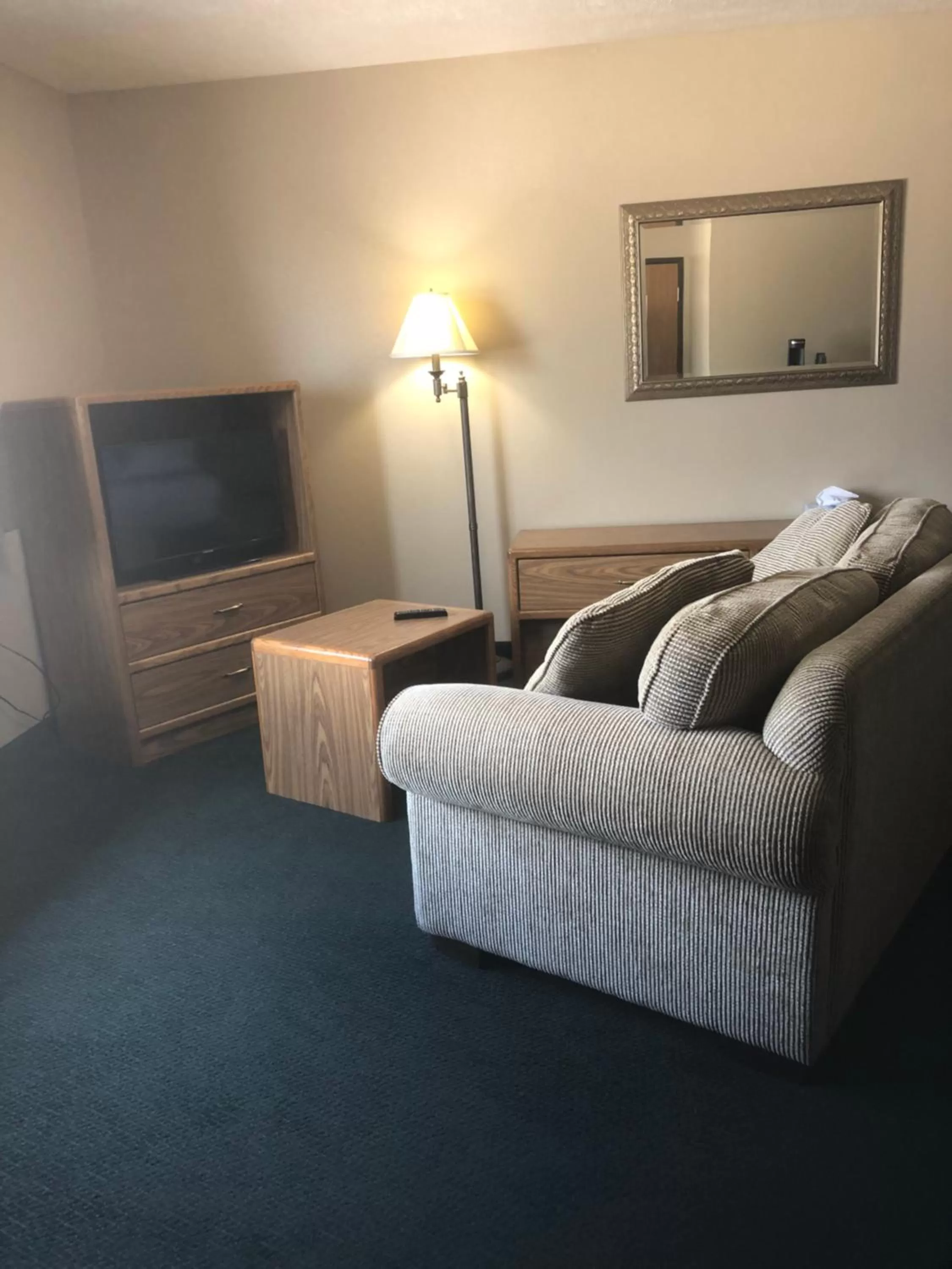 Seating area, Bed in Americas Best Value Inn Onawa