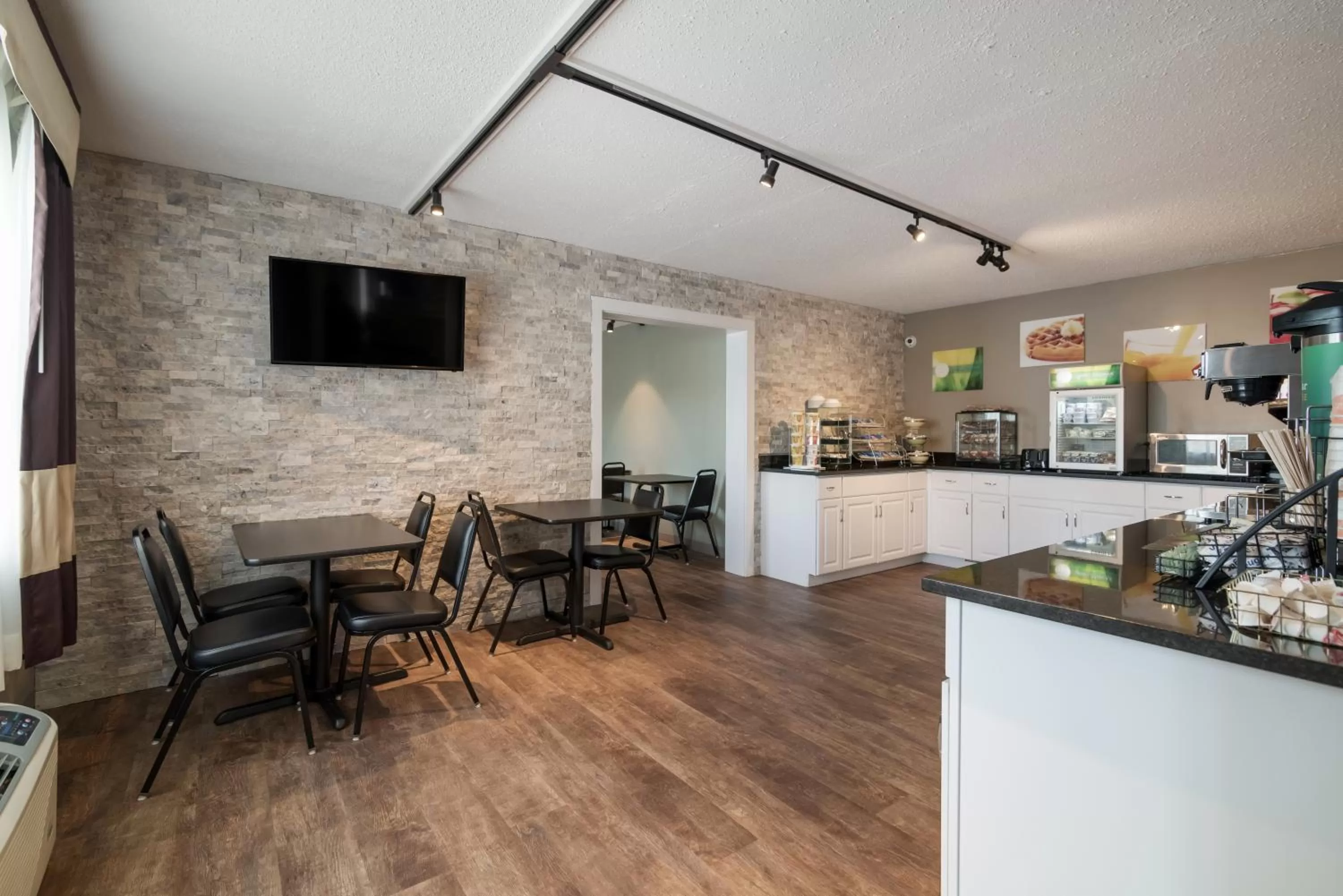 Breakfast in Quality Inn & Suites Auburn I-95