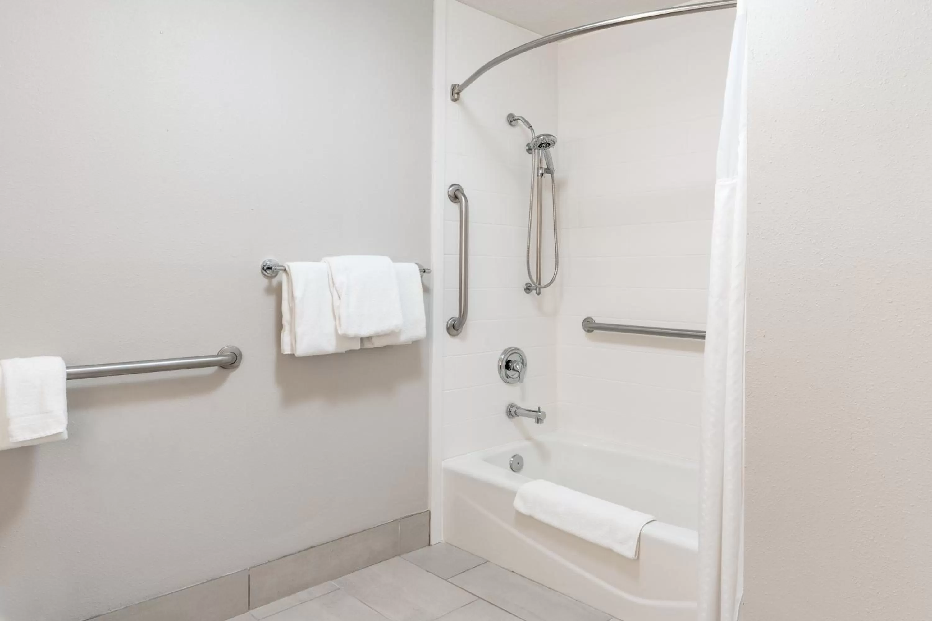 Double Room with Bath Tub - Disability Access  in Holiday Inn Express Hotel & Suites Albuquerque - North Balloon Fiesta Park, an IHG Hotel