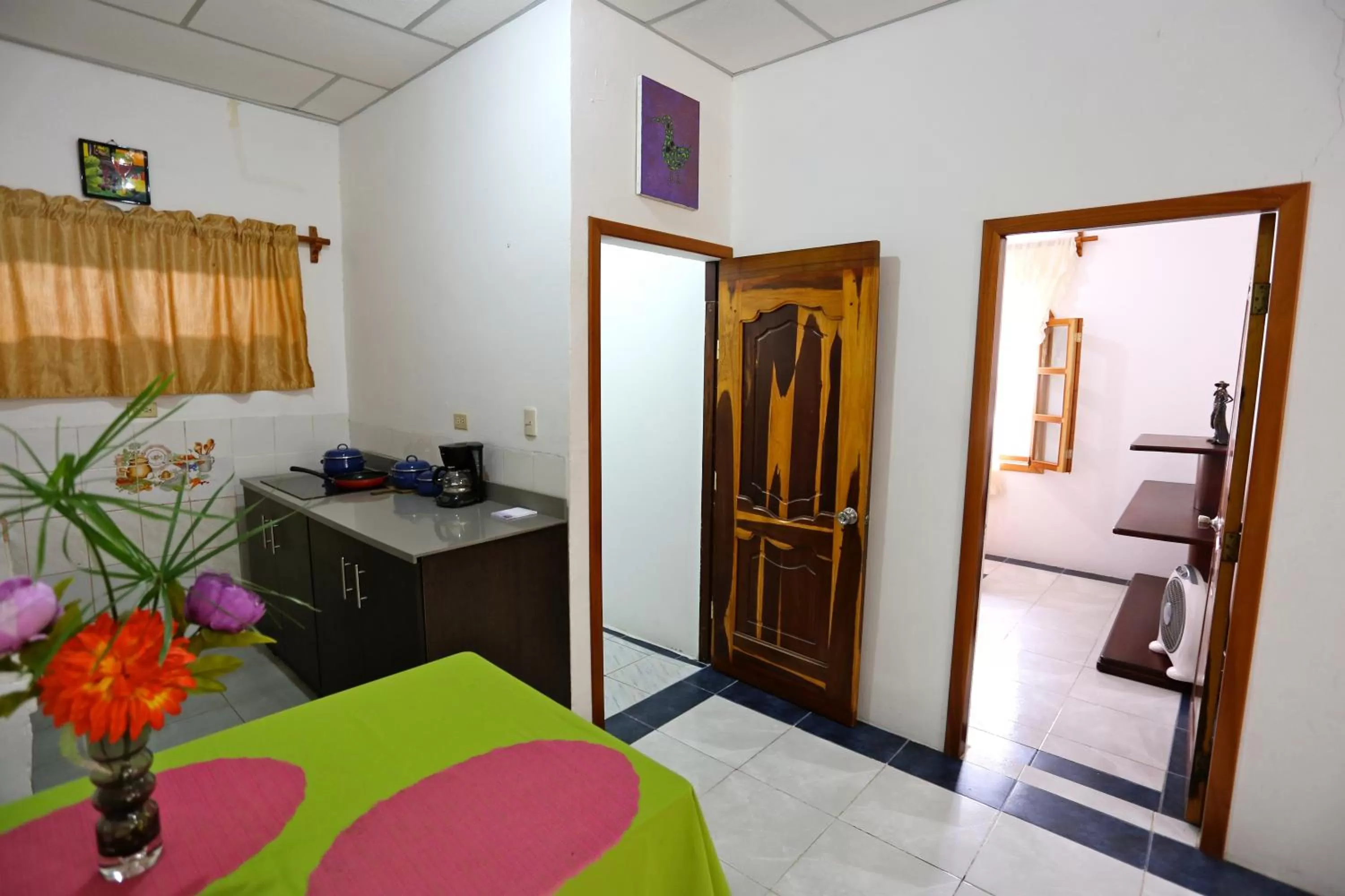 Kitchen or kitchenette, Kitchen/Kitchenette in The Galapagos Pearl B&B