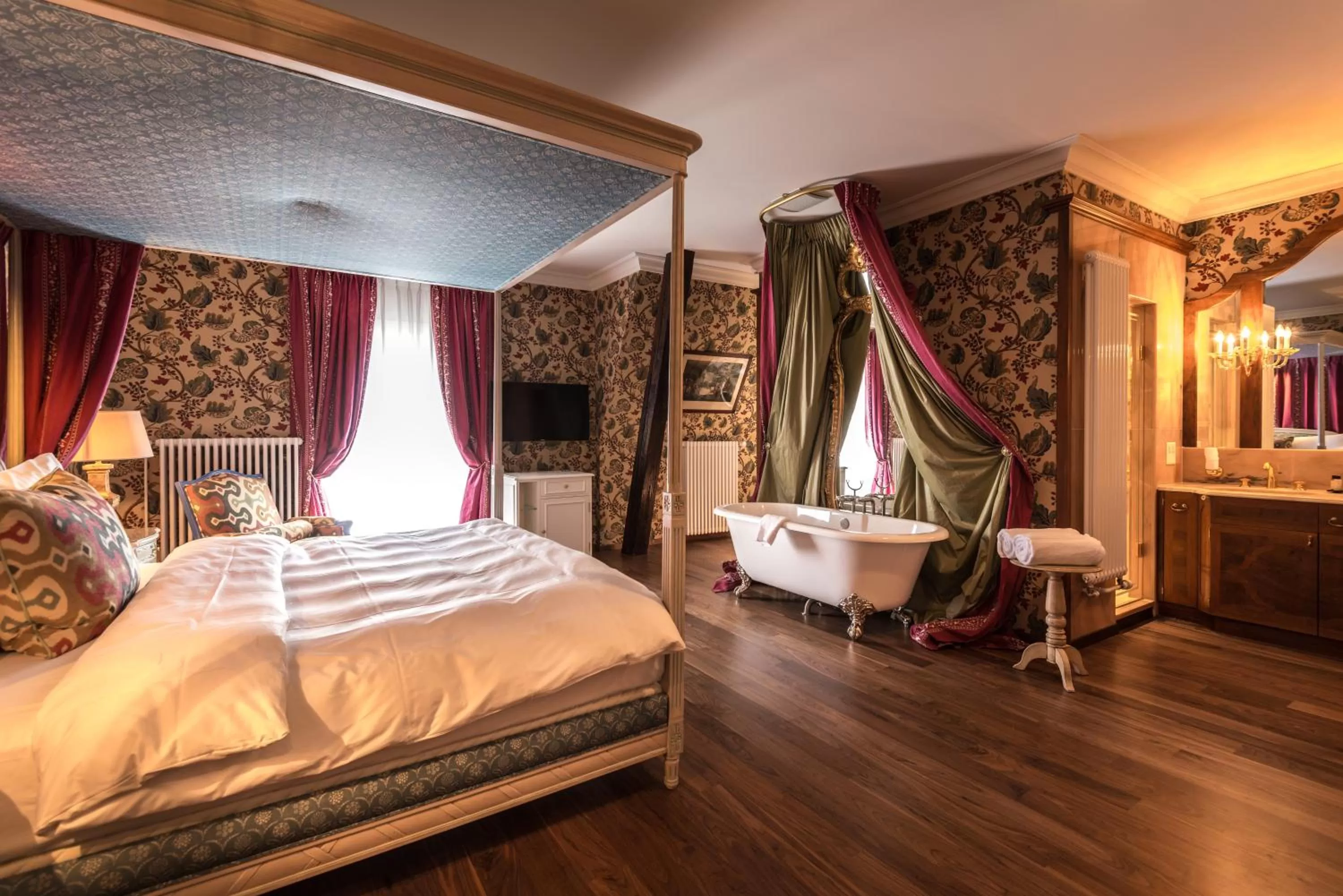 Photo of the whole room, Bed in Château Gütsch