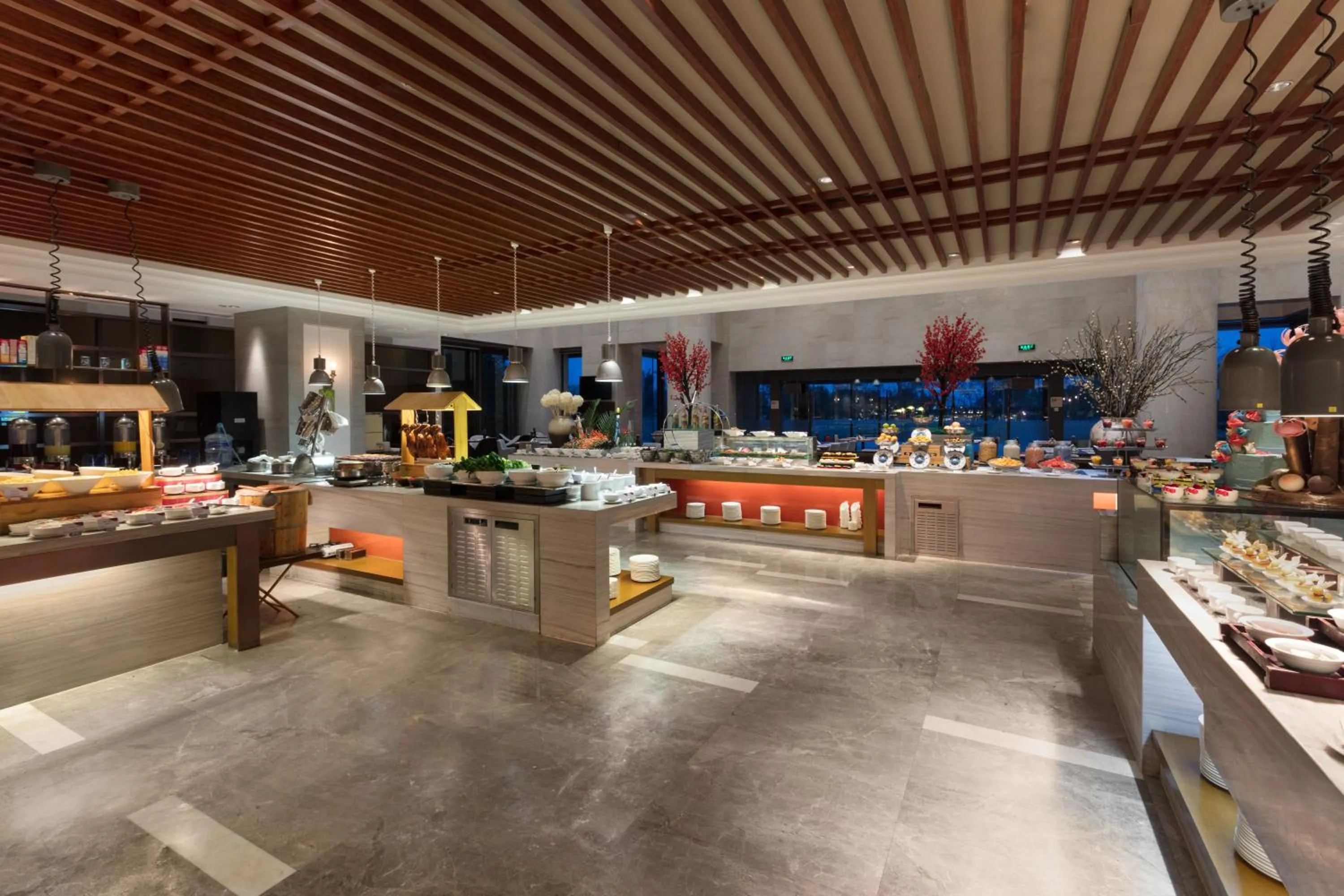 Restaurant/places to eat in Crowne Plaza Xuzhou Dalong Lake by IHG