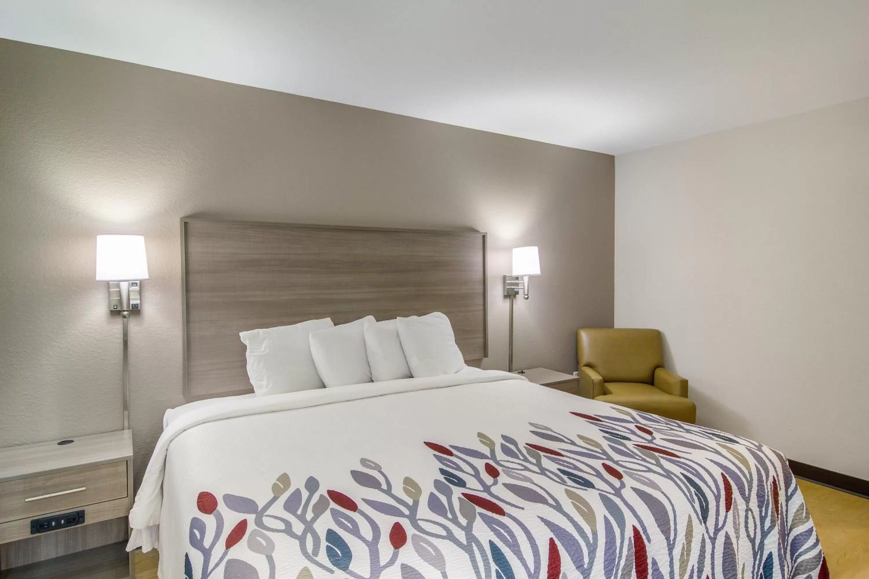 Photo of the whole room, Bed in Red Roof Inn I-95 North Brunswick Darien