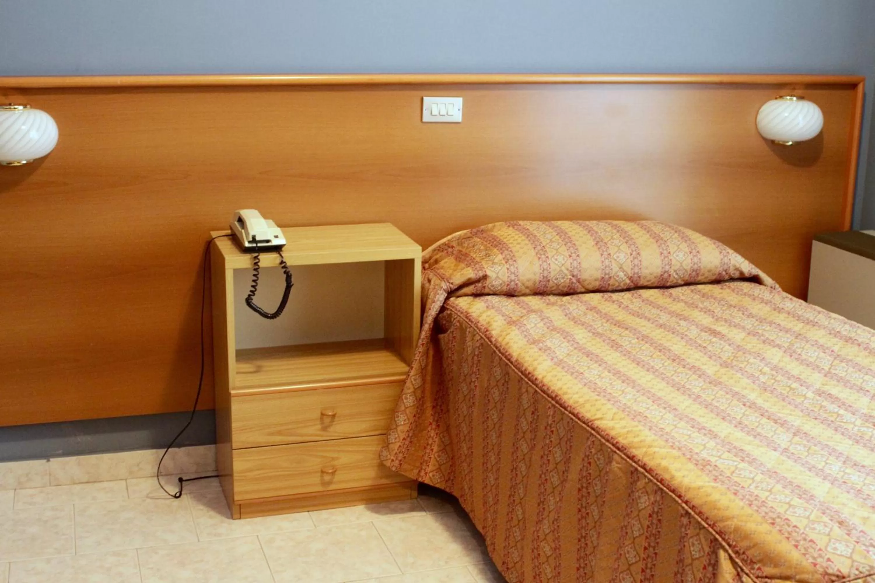 Bed, Coffee/Tea Facilities in Hotel Monumento