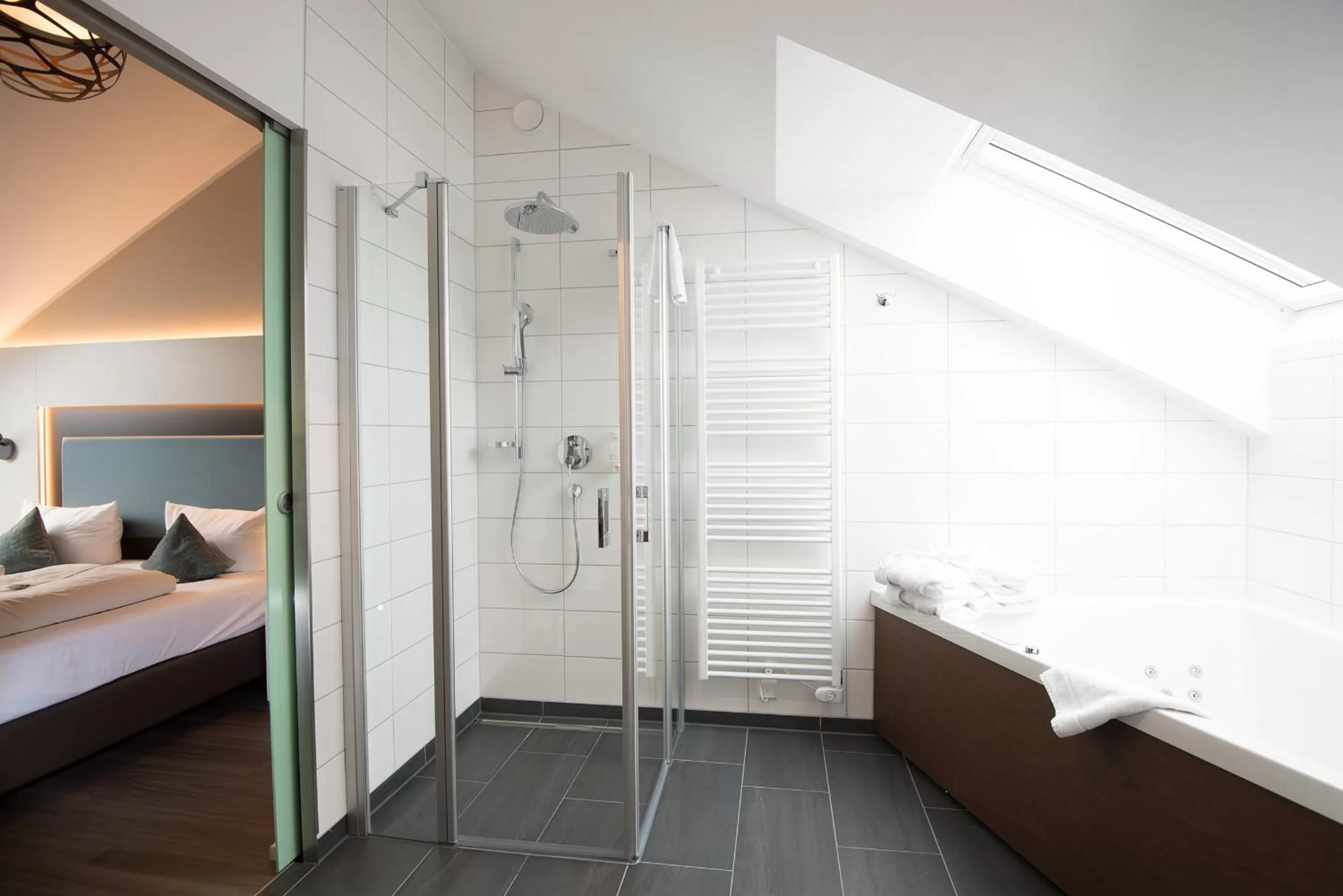 Bathroom, Bed in Stadthotel Freiburg Kolping Hotels & Resorts