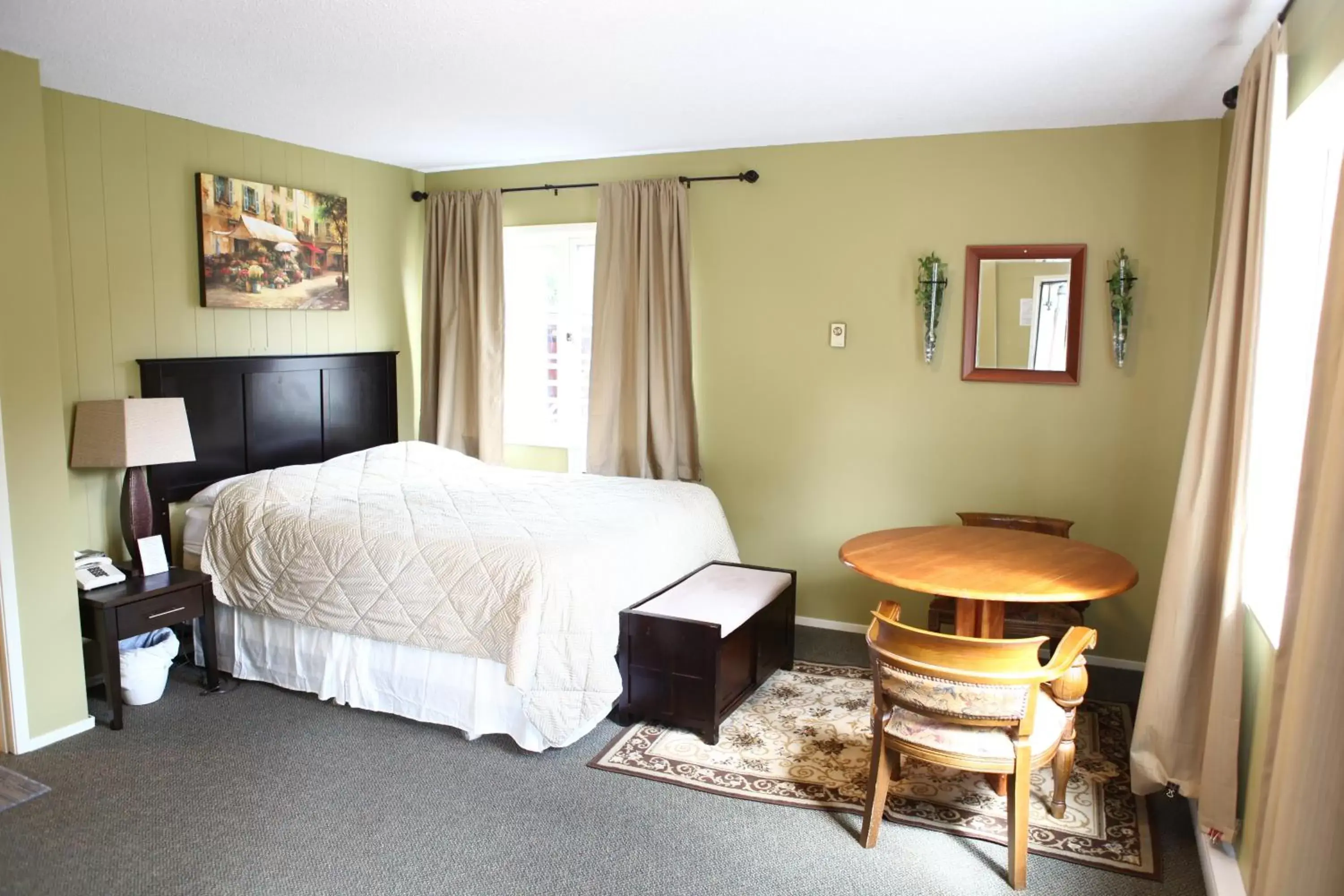 Queen Room in Swiss Chalets Motel Queen Room in Swiss Chalets Motel