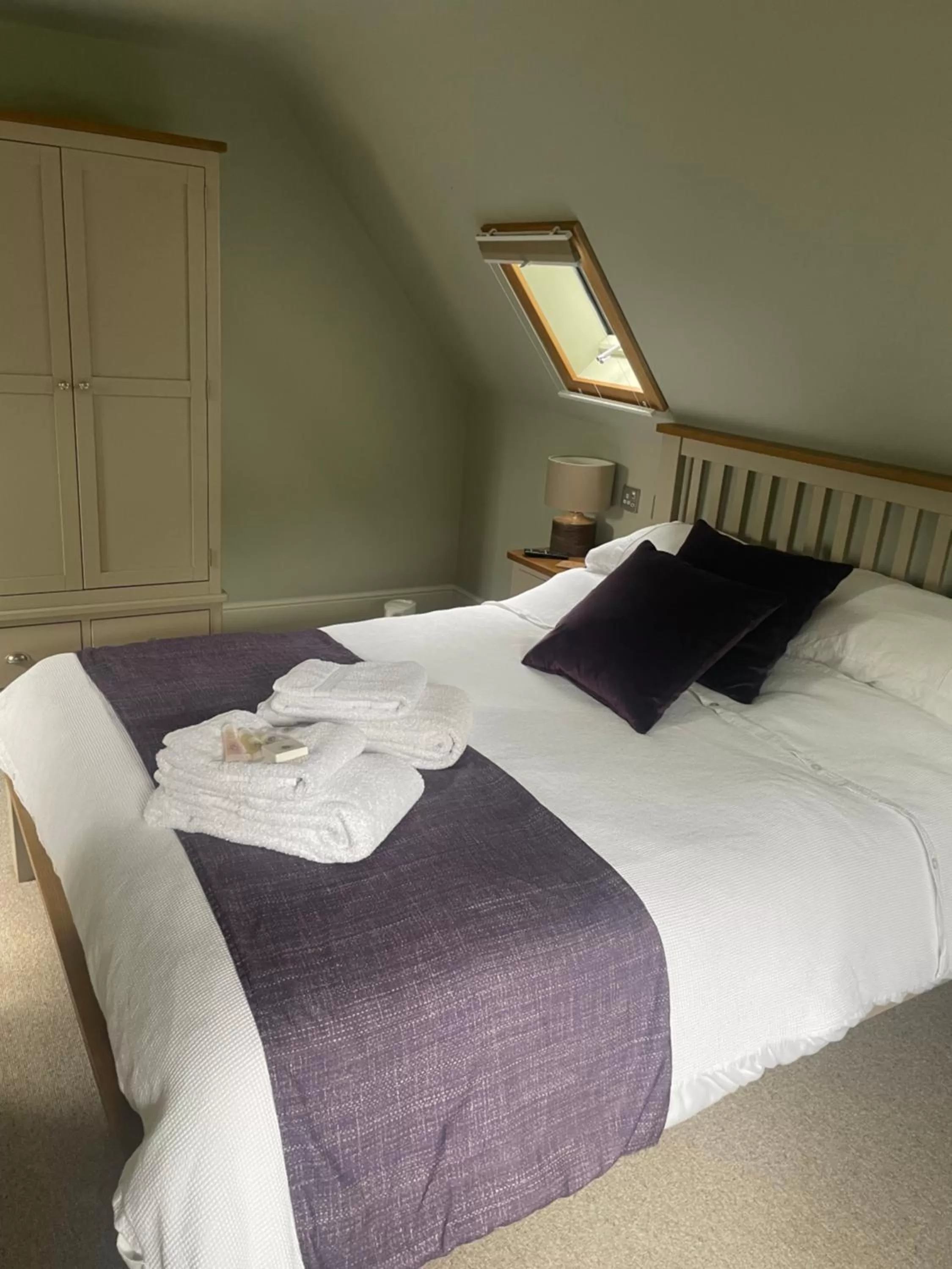 Bedroom, Bed in The Red Lion Charing Heath