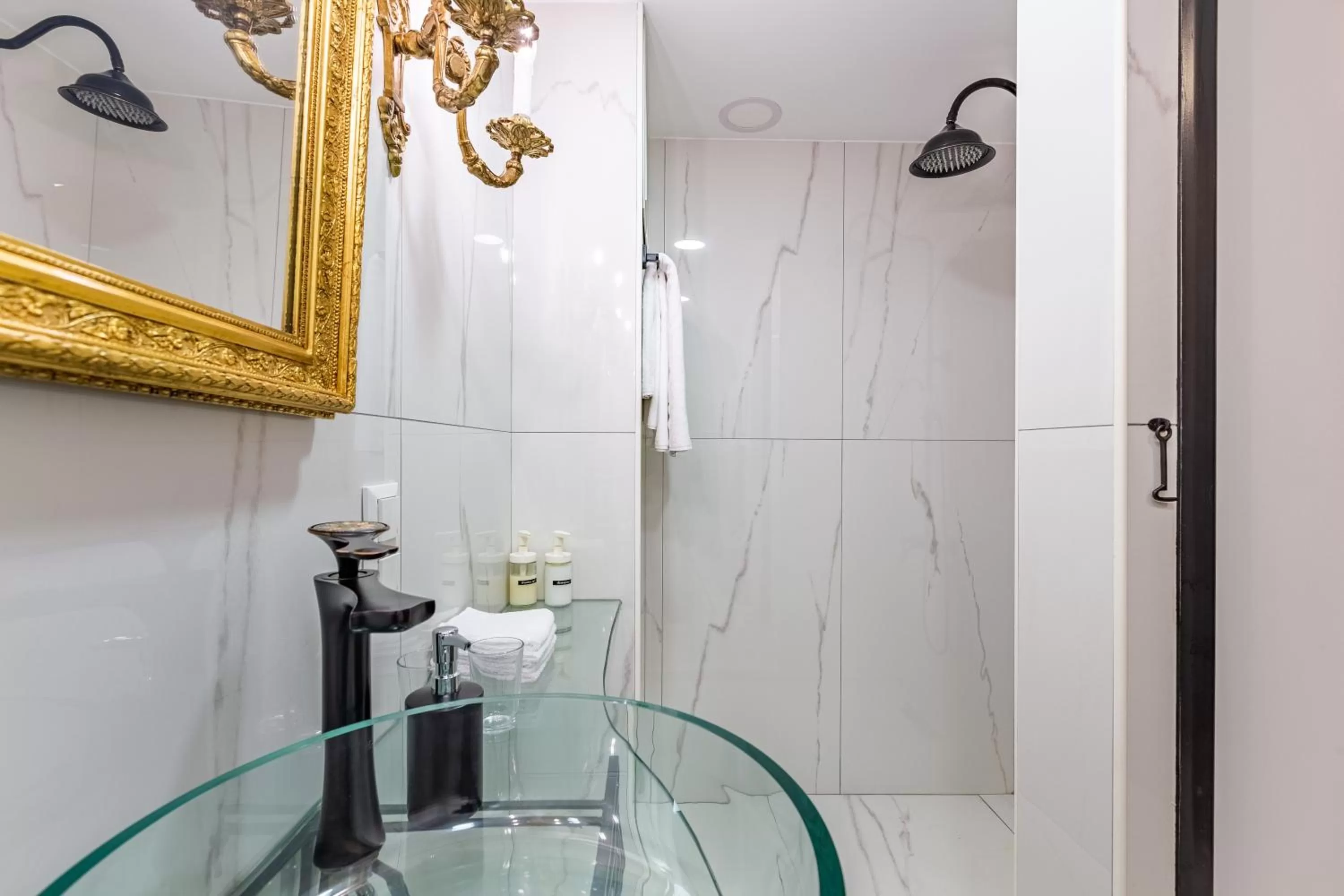 Bathroom in Villa Pera Suite Hotel