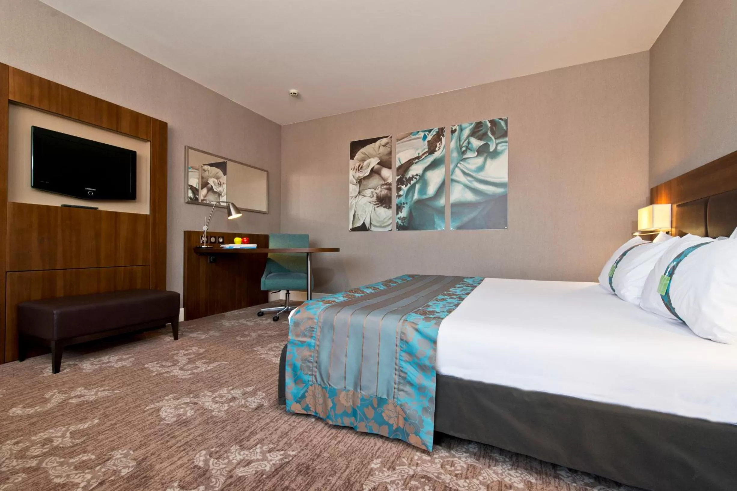 Bed in Holiday Inn Nice by IHG