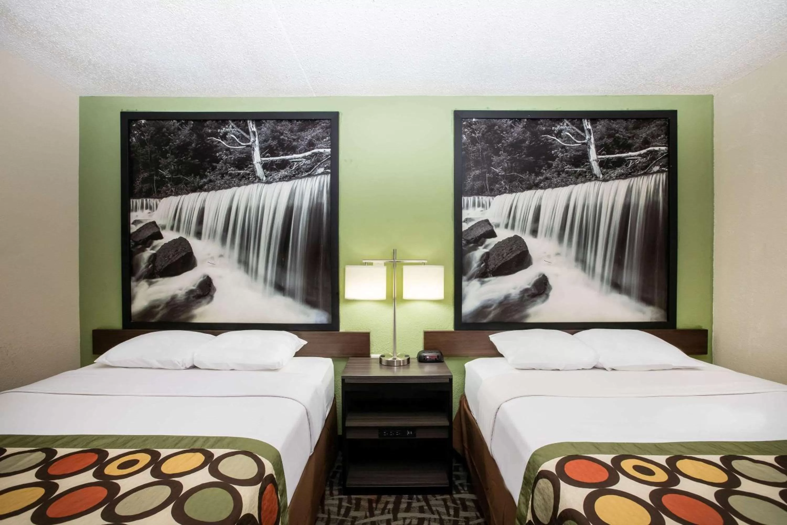 Photo of the whole room, Bed in Super 8 by Wyndham Wichita East