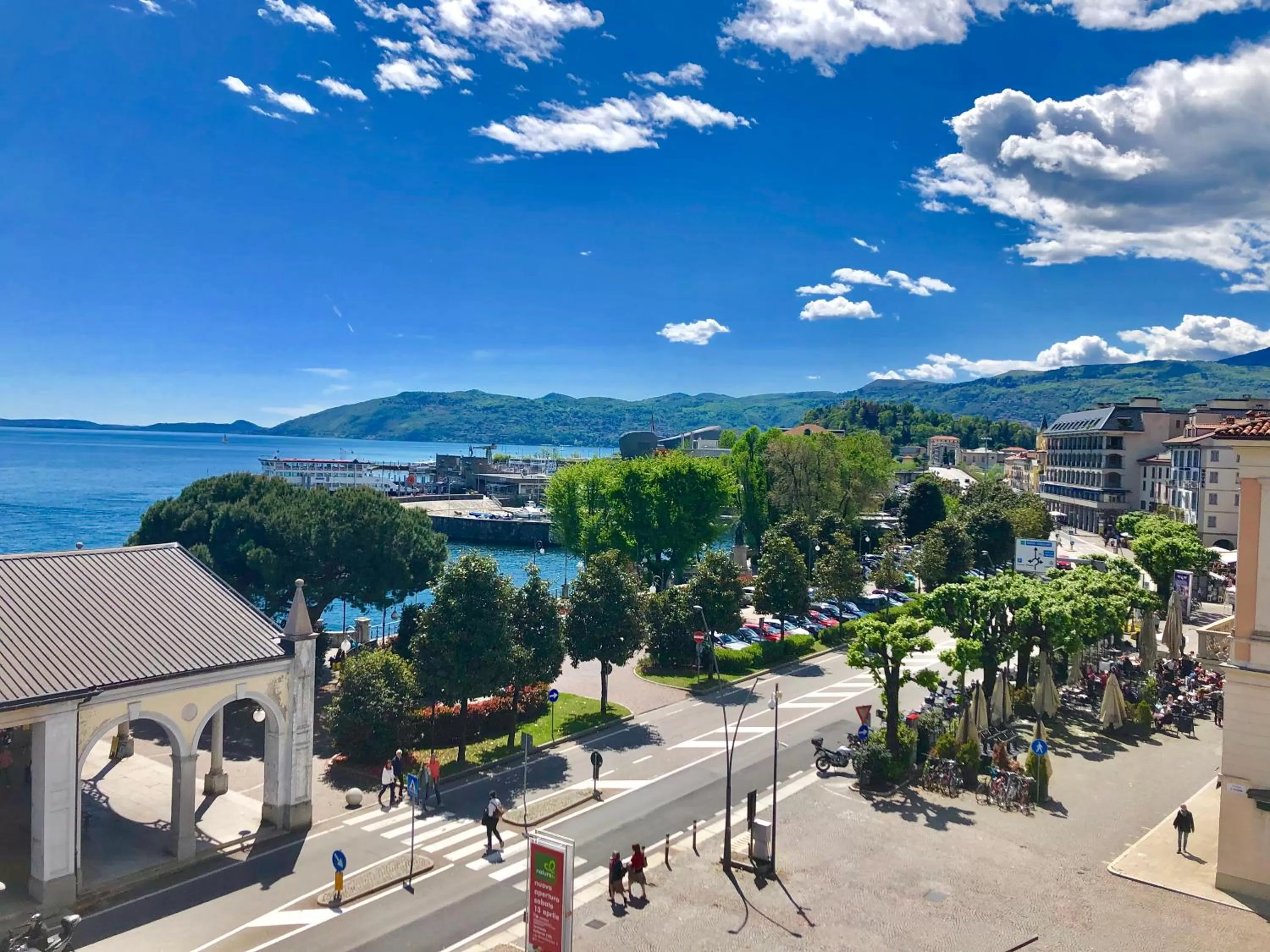 Photo of the whole room in Intra Hotel