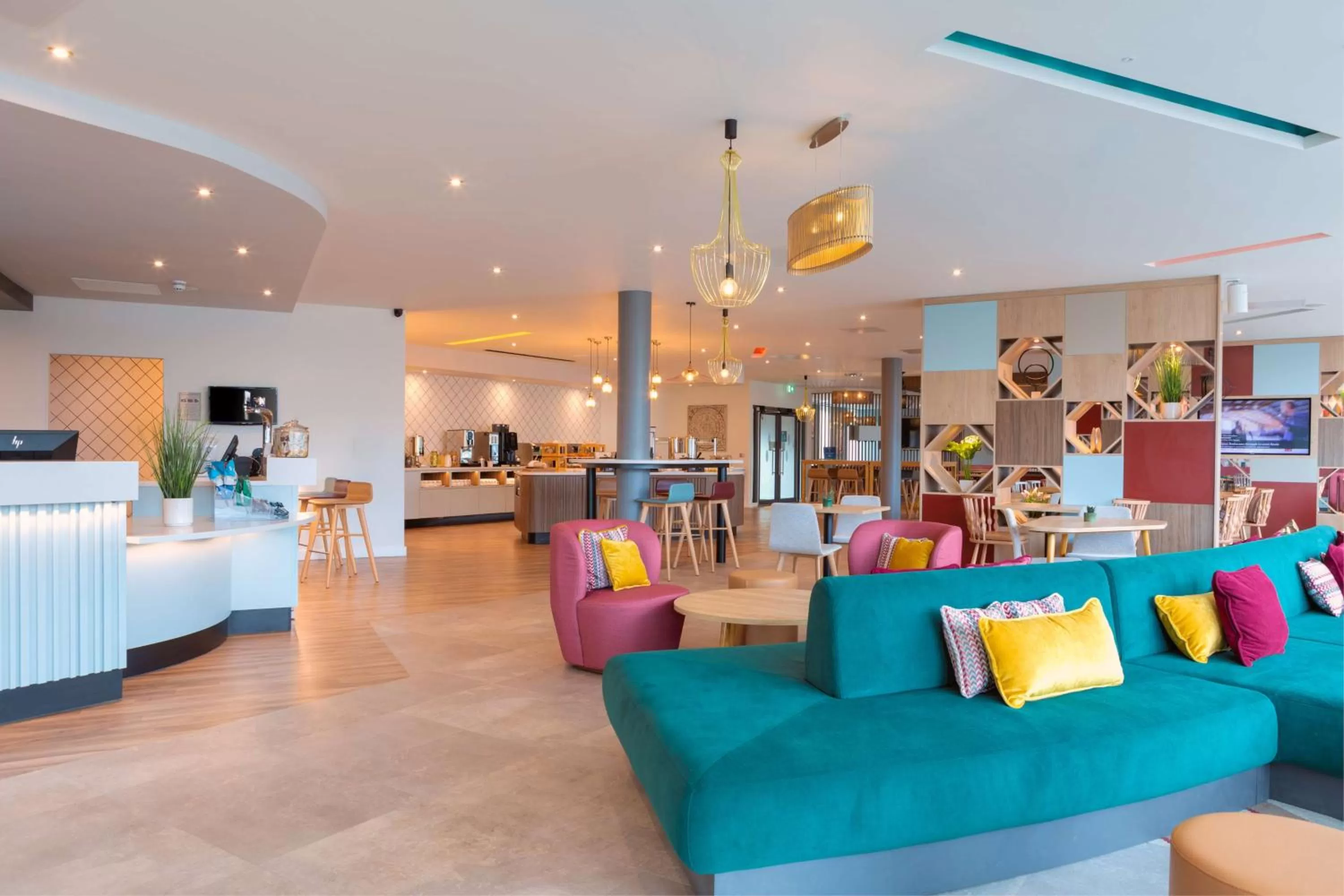 Lobby or reception in Hampton by Hilton Ashford International