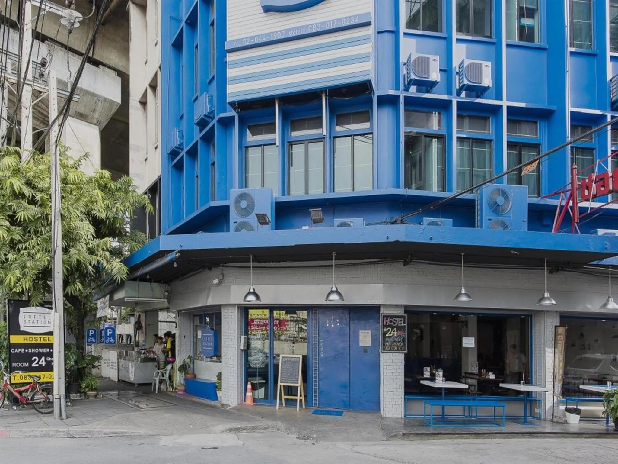 Facade/entrance in Loftel Station Hostel