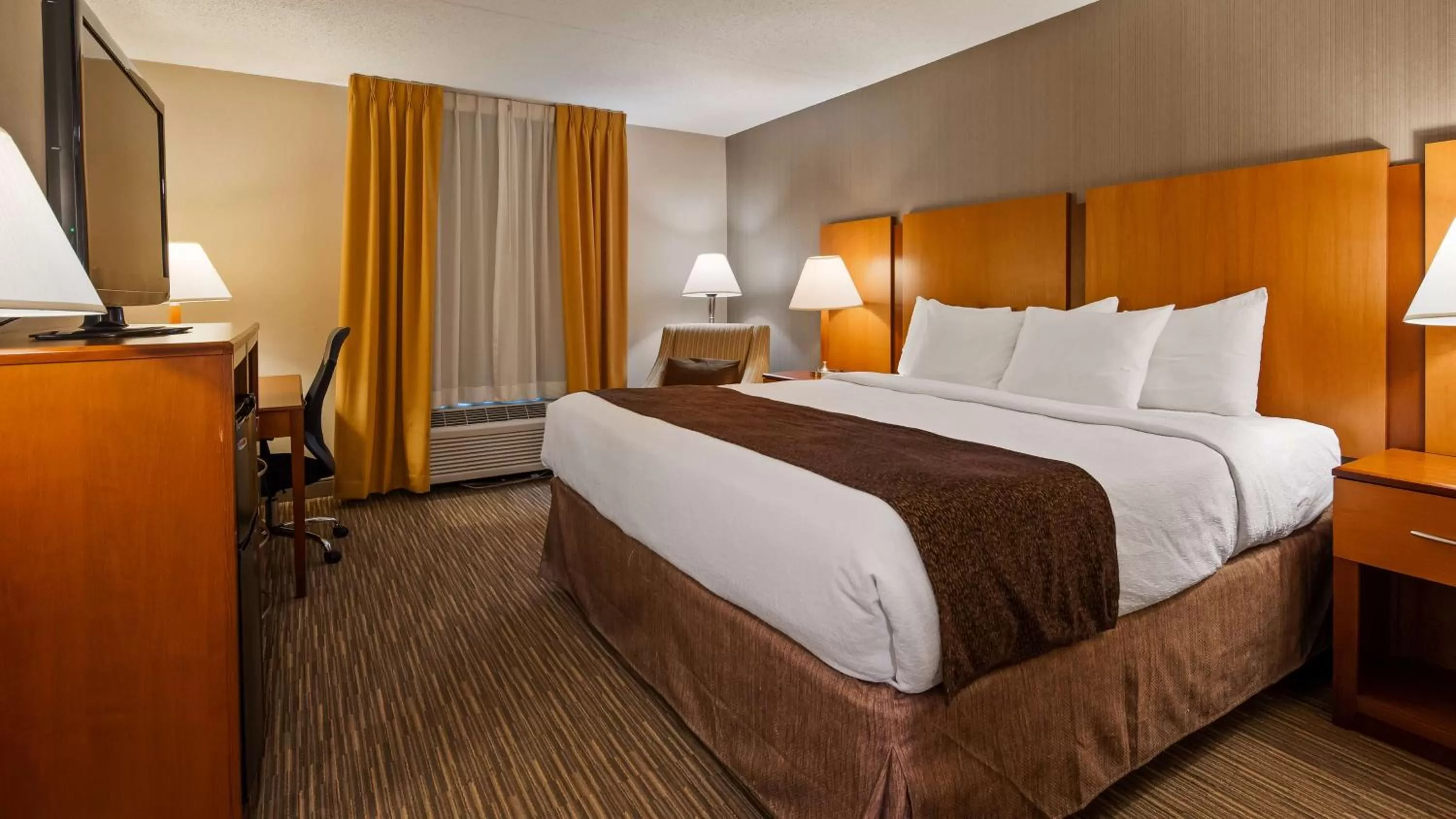 Photo of the whole room, Bed in Best Western La Plata Inn