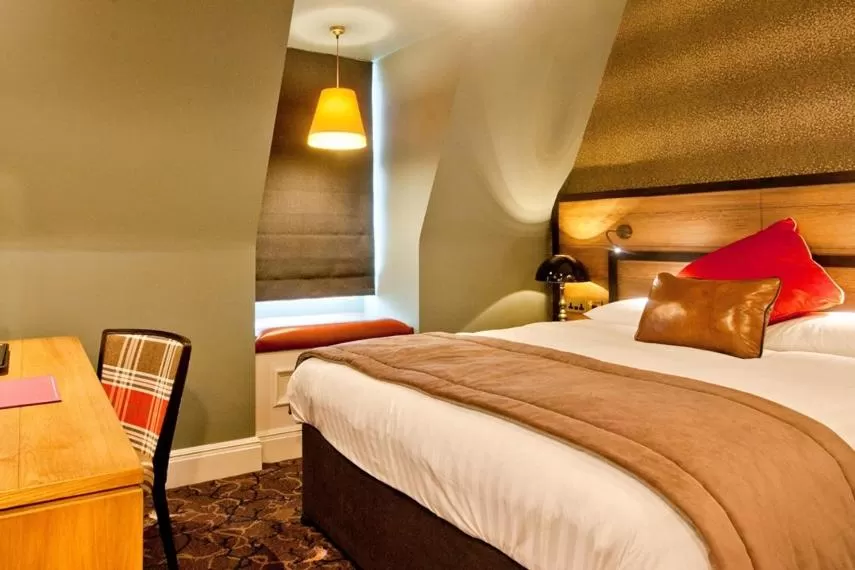 Shower, Bed in The Saltoun Inn