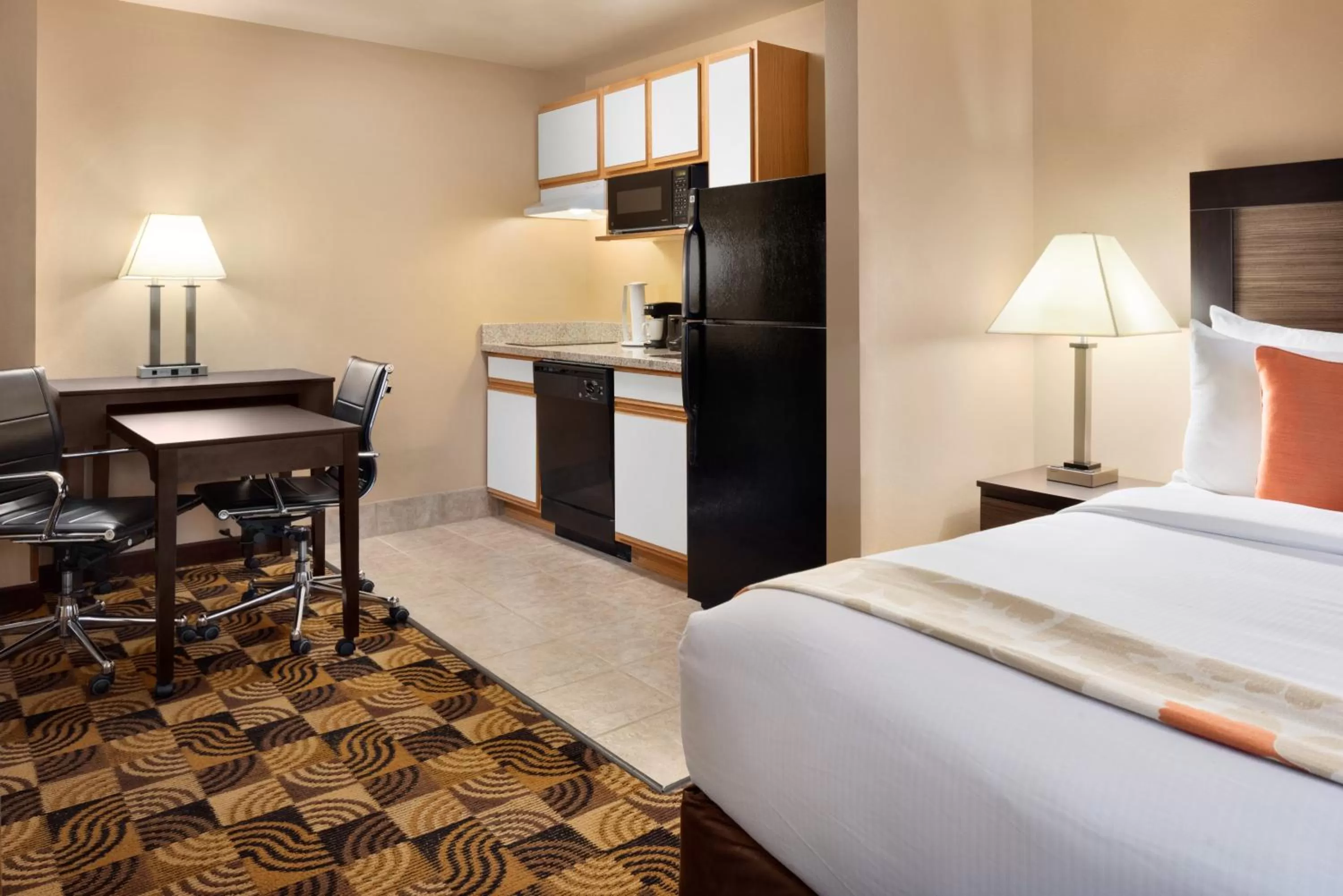 Kitchen or kitchenette, Bed in Hawthorn Extended Stay by Wyndham Milwaukee Airport